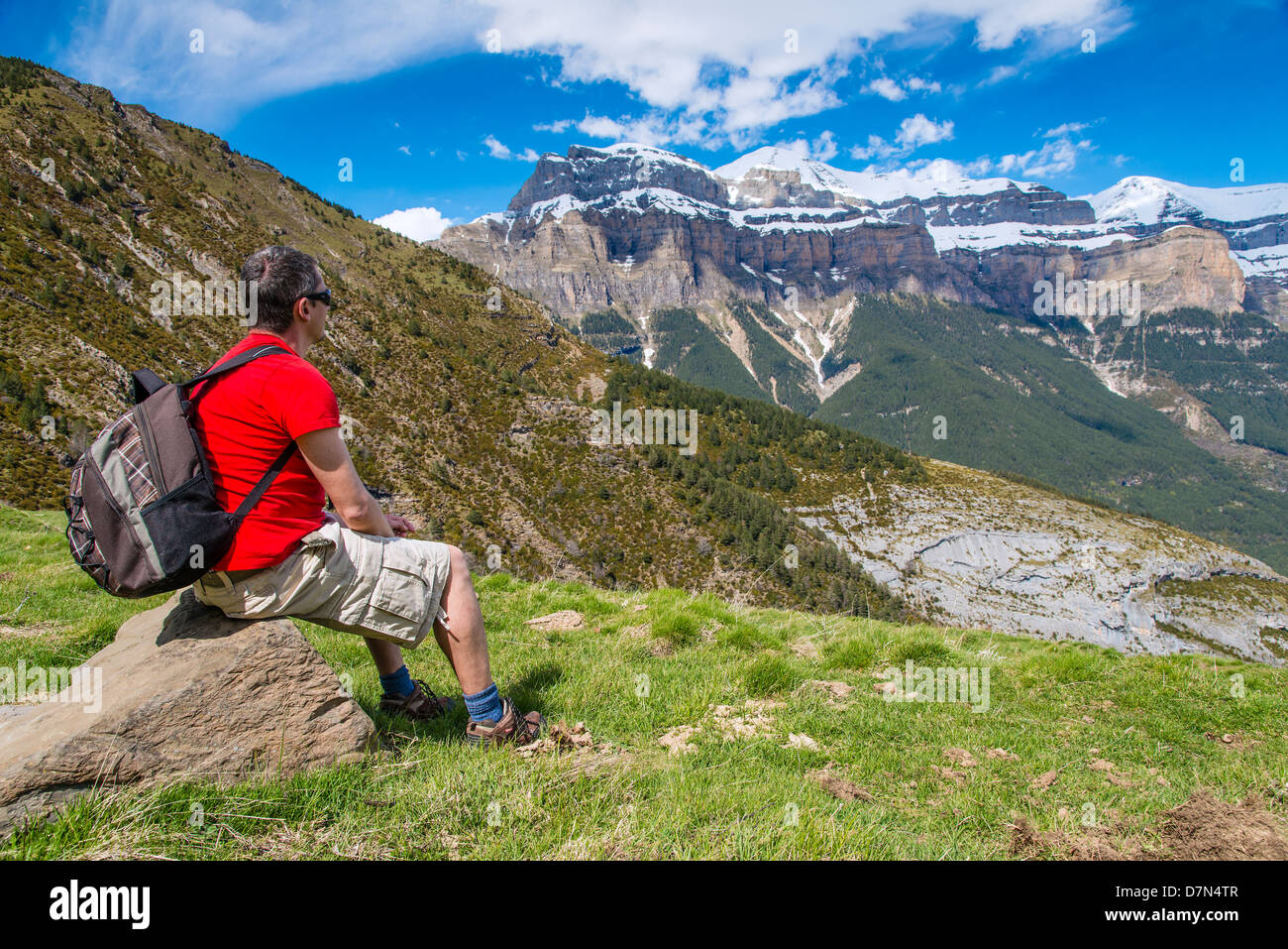 Randonneur regardant l'homme de race blanche dans panorama Ordesa et Mont Perdido National Park, Huesca, Aragon, Espagne Banque D'Images
