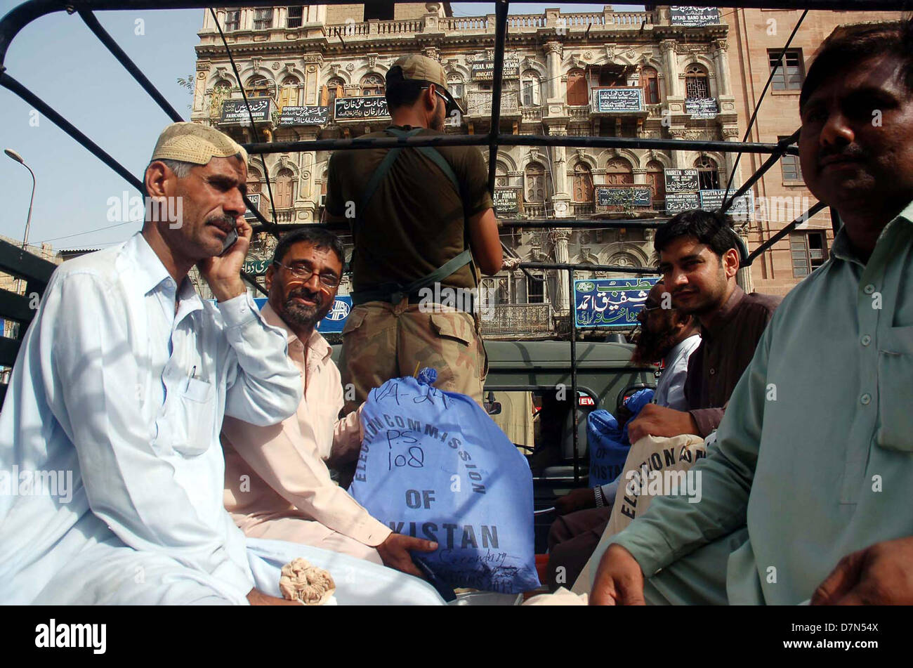 Les fonctionnaires présidant transporter le matériel électoral sous la supervision de l'armée pour des élections générales 2013, au cour de la ville de Karachi le Vendredi, 10 mai 2013. Le Pakistan va aux urnes le 11 mai pour élire un nouveau gouvernement, la première fois dans l'histoire mouvementée du pays qu'un civil de l'administration a remis le pouvoir à l'autre par l'urne. Banque D'Images