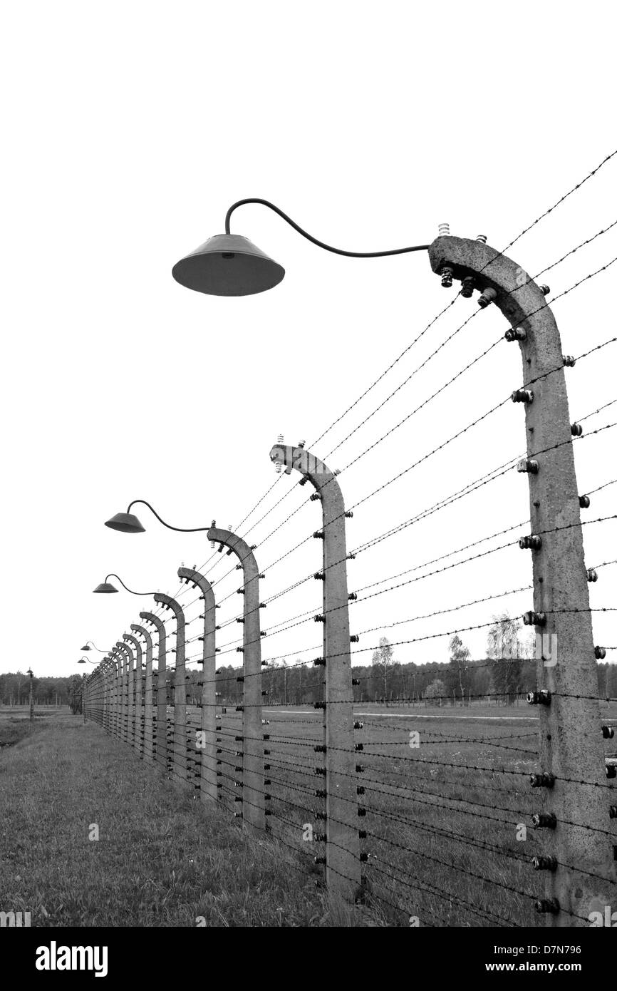 Wired clôture autour du camp de concentration de Birkenau (Auschwitz). Banque D'Images