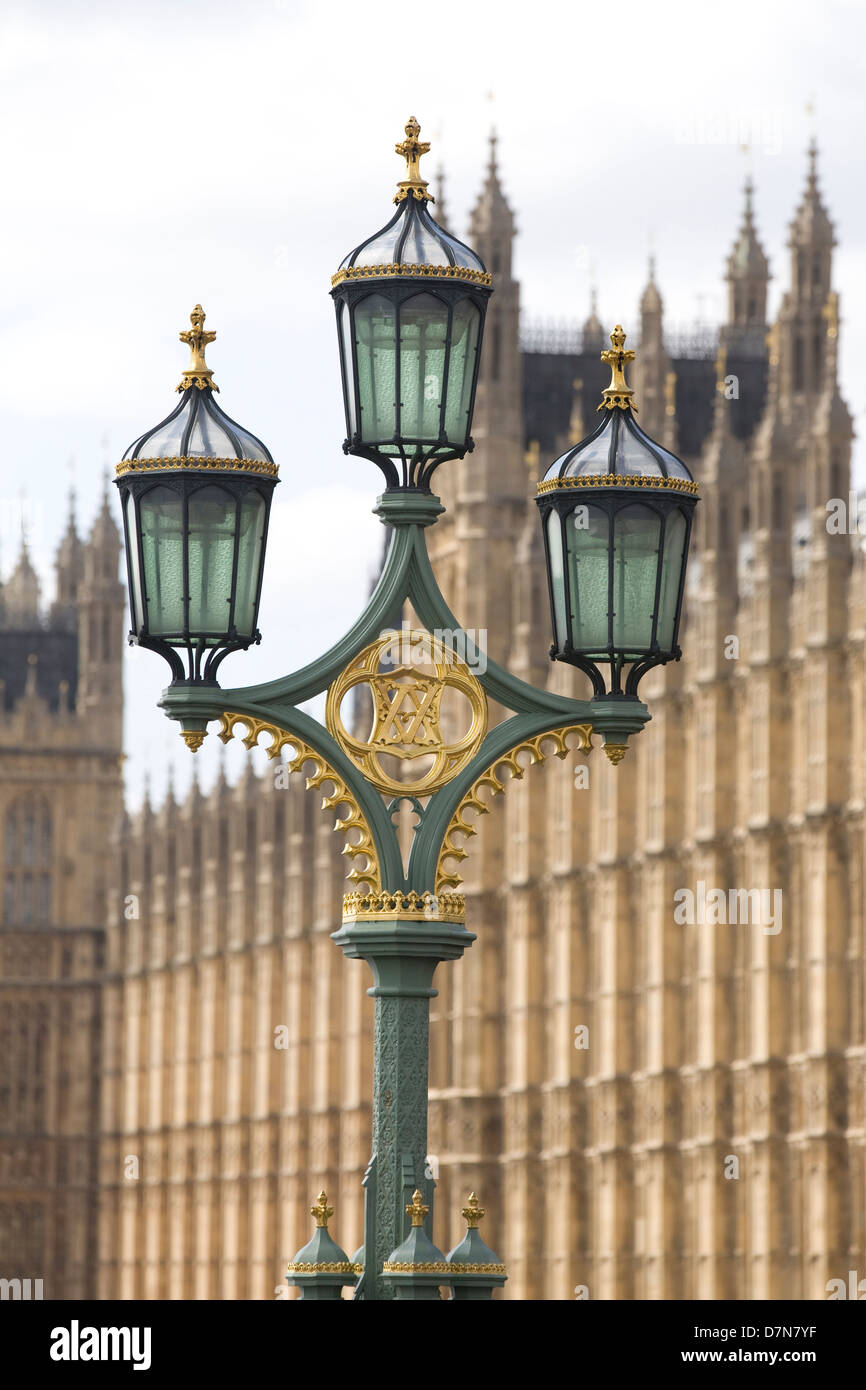 Les lampes de la rue à côté de la Maison du Parlement de Westminster London England Banque D'Images