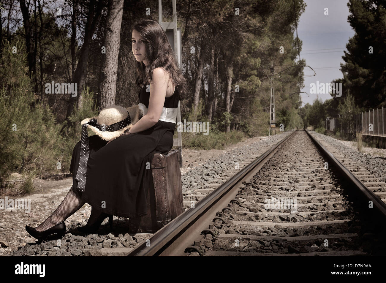 Femme en attente d'un train à la gare Banque D'Images