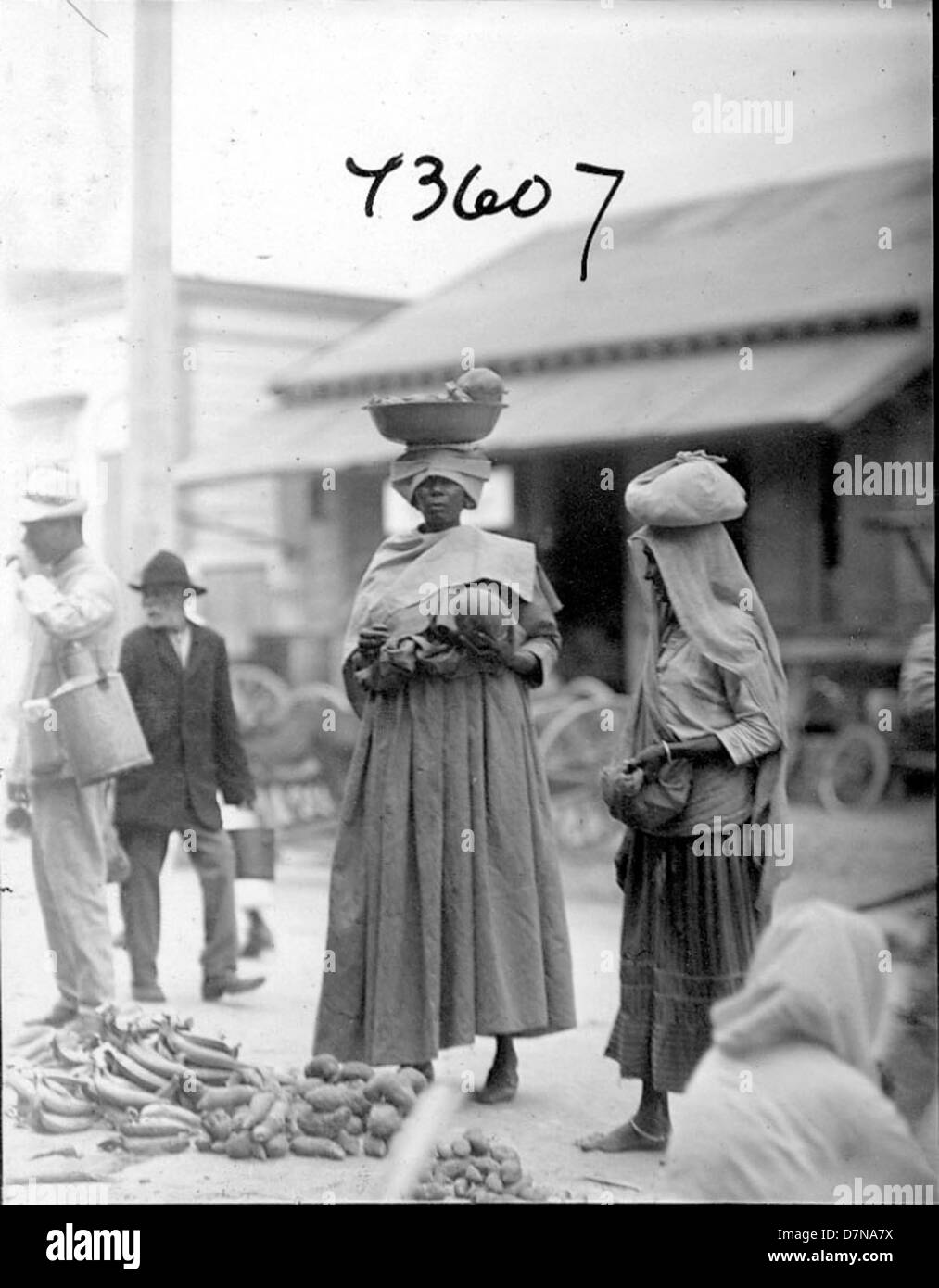 Une scène de marché de Paramaribo, Guyane britannique, prise en 1922. L'image capture l'environnement animé d'un marché sud-américain, qui fait partie de l'expédition Stanley Field menée par Bror E. Dahlgren et John R. Millar. Banque D'Images