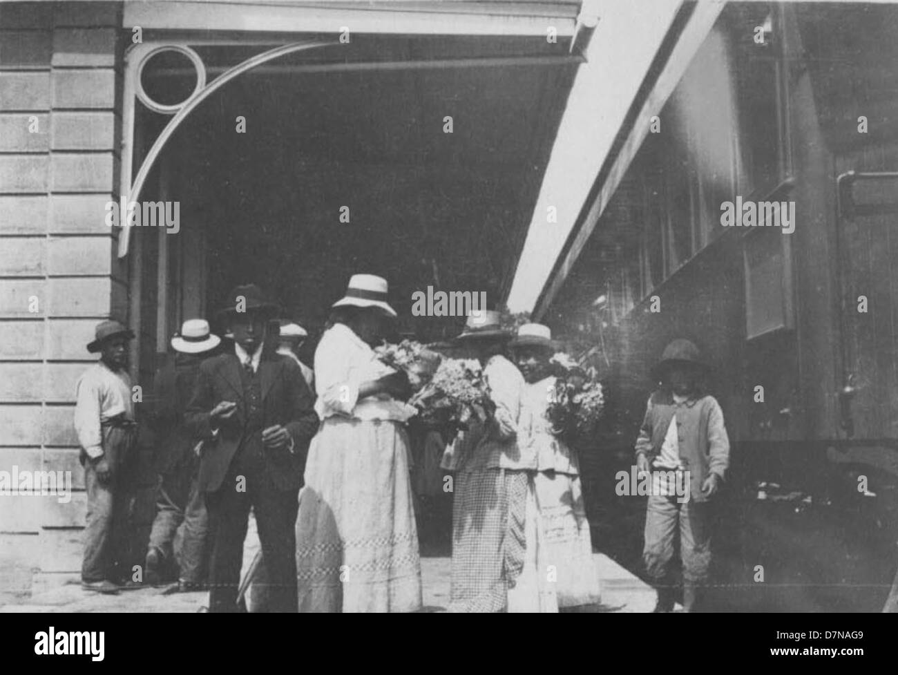 Une photographie montrant une foule de personnes à bord d'un train dans le cadre de l'expédition sud-américaine du capitaine Marshall Field. Le groupe, composé des docteurs George Bryan et J. Francis Macbride, a participé à la recherche botanique en Amérique du Sud. Banque D'Images Une photographie montrant une foule de personnes à bord d'un train dans le cadre de l'expédition sud-américaine du capitaine Marshall Field. Le groupe, composé des docteurs George Bryan et J. Francis Macbride, a participé à la recherche botanique en Amérique du Sud. Banque D'Images