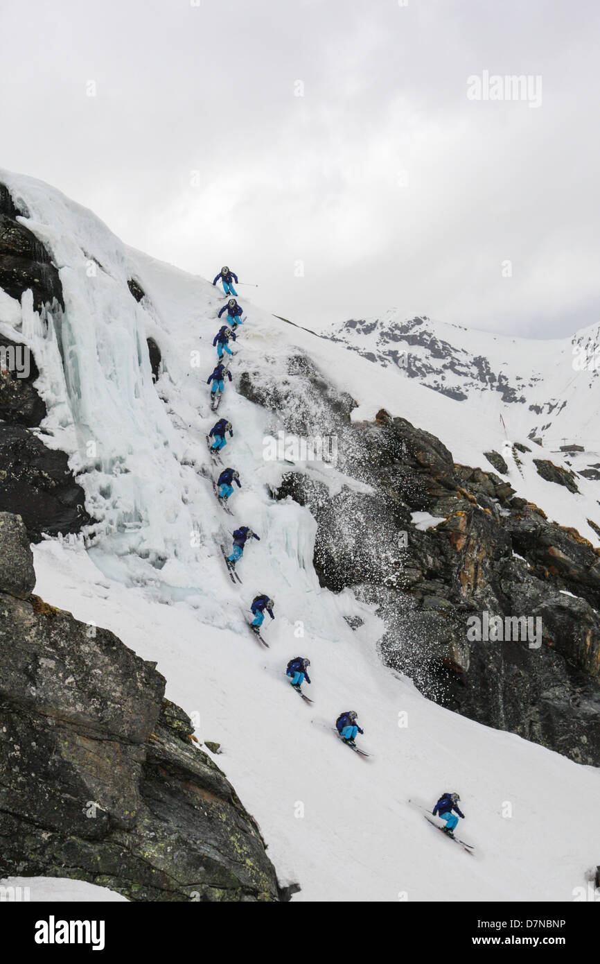 Séquence d'un skieur qui descend à une grande chute de glace Banque D'Images