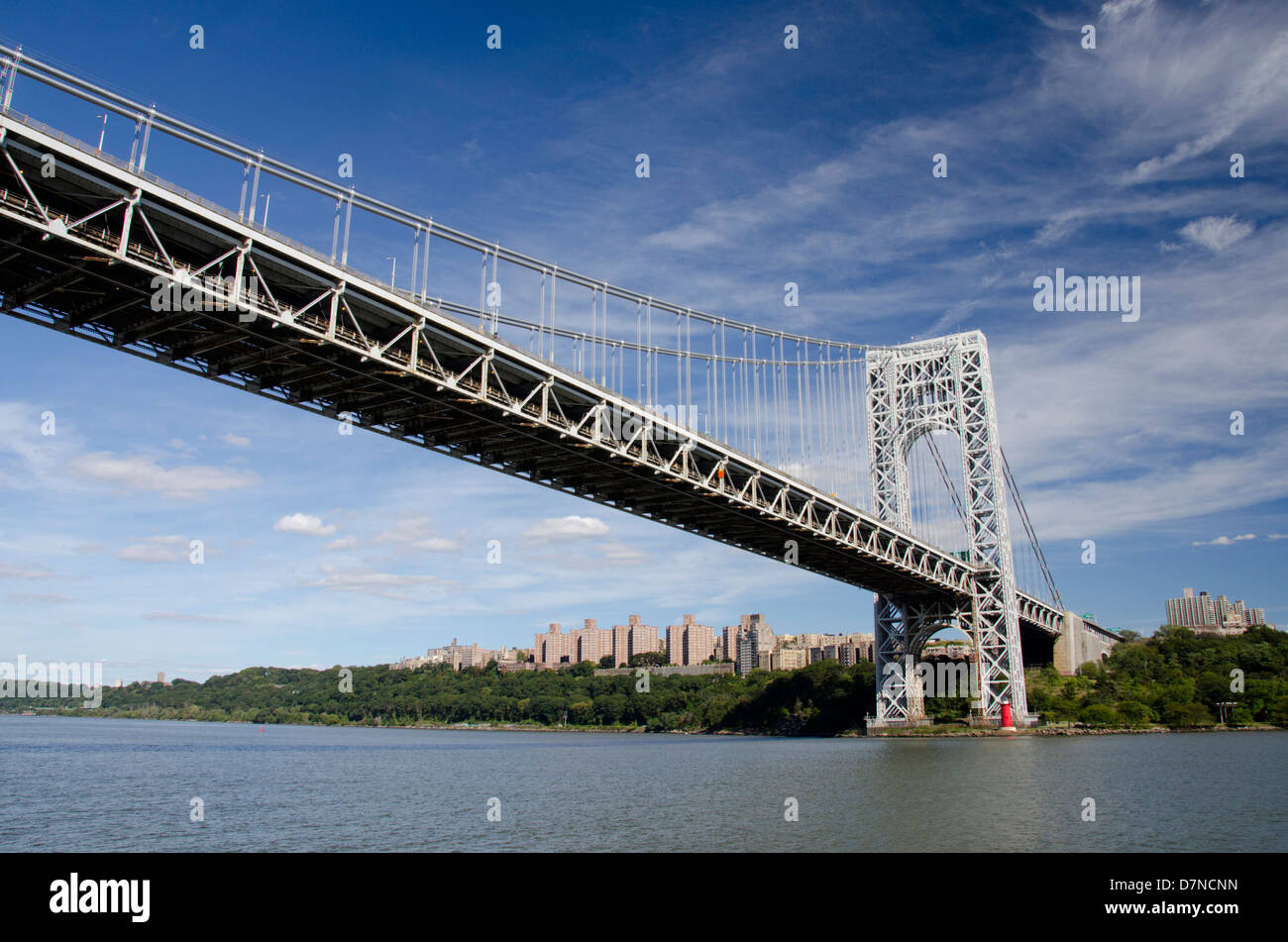 New York, New York, l'Hudson. George Washington Bridge et Petit phare rouge (AKA Jeffrey's Hook Light). Banque D'Images