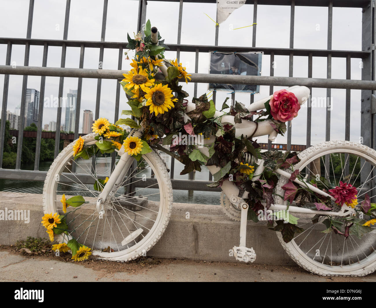 White ghost bike à Austin, Texas s par ceux qui ont été tués lors des trajets sur un vélo Banque D'Images