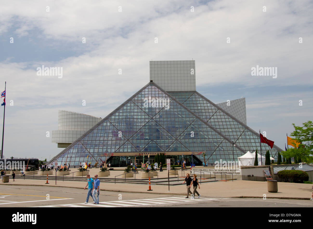 L'Ohio, Cleveland. Pyramide de verre bâtiment abritant le Rock and Roll Hall of Fame and Museum. Banque D'Images L'Ohio, Cleveland. Pyramide de verre bâtiment abritant le Rock and Roll Hall of Fame and Museum. Banque D'Images