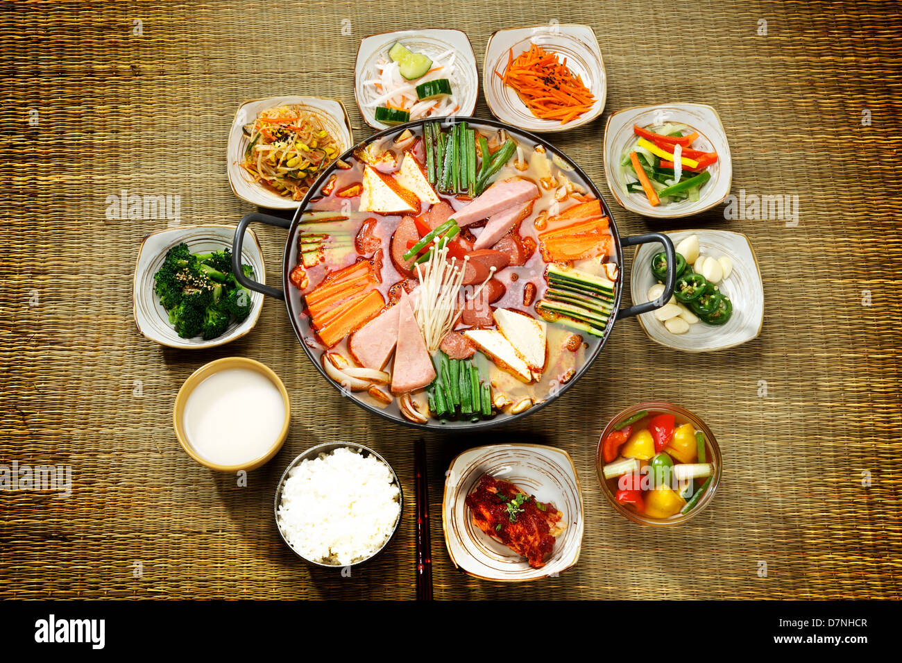 Hot Pot de fruits de mer de Corée dans un restaurant coréen. Les moules et les nouilles. Banque D'Images