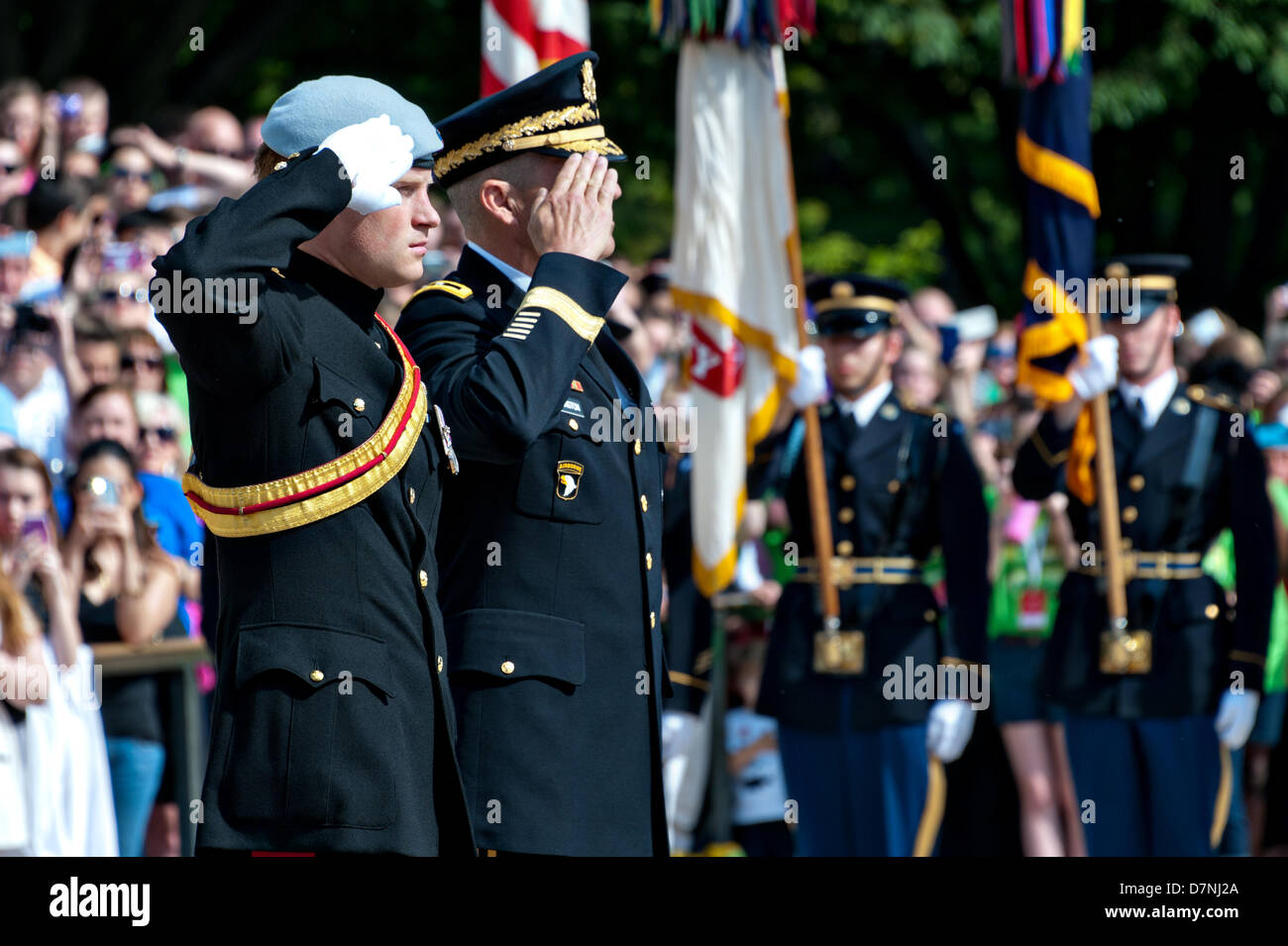 Son Altesse Royale le prince Harry de galles et le Major-général Michael Linnington militaires durant la lecture d'entailles sur la tombe des inconnues dans le Cimetière National d'Arlington, le 10 mai 2013 à Arlington, VA. Banque D'Images
