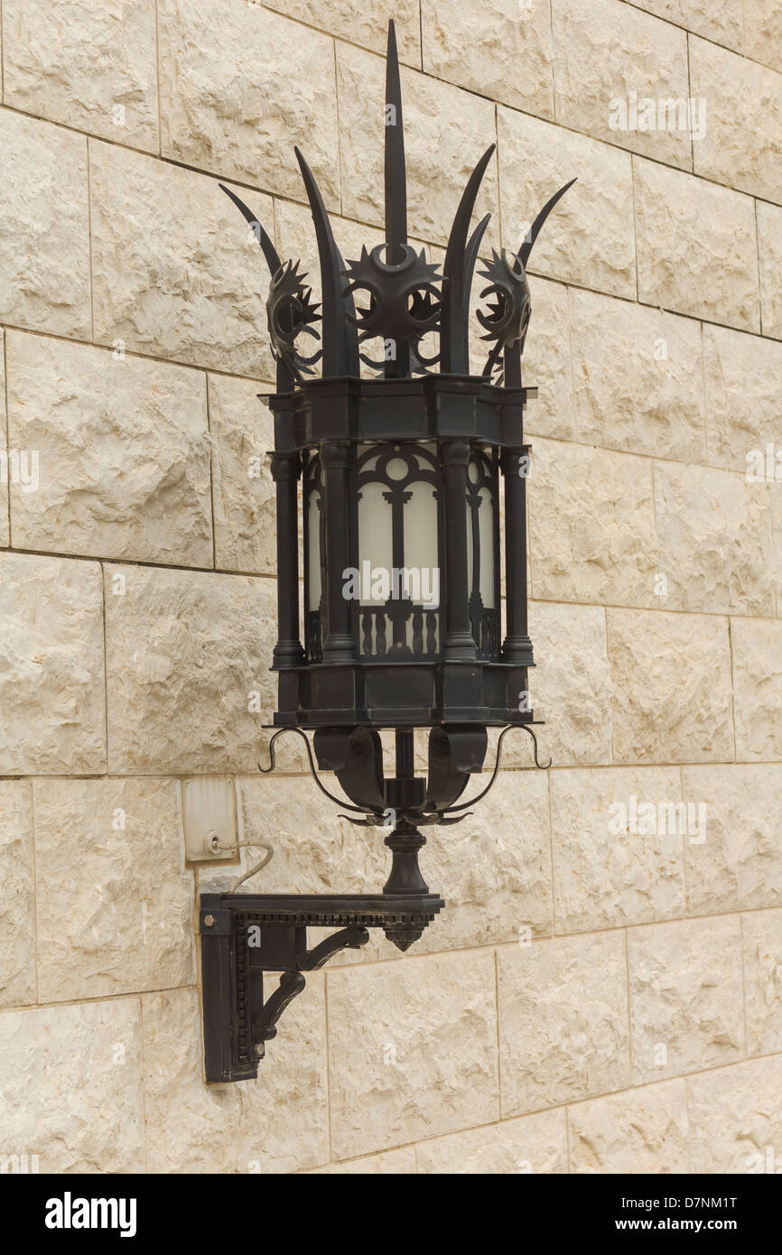 Lanterne forgé fixé au mur Banque D'Images