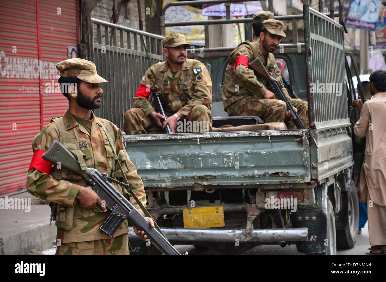 Rawalpindi (Pakistan). 11 mai 2013. Les soldats de l'armée pakistanaise guard un bureau de scrutin à Rawalpindi, ville de bureaux commence. Credit : Muhammed Furqan/Alamy Live News Banque D'Images