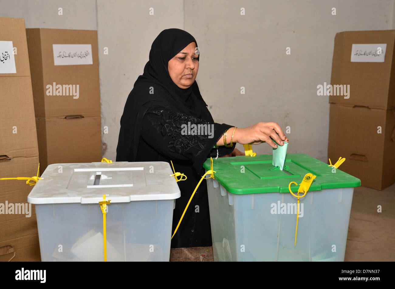 Rawalpindi (Pakistan). Le 11 mai, une femme jette son vote au centre-ville de Rawalpindi le jour de l'élection. Credit : Muhammed Furqan/Alamy Live News Banque D'Images