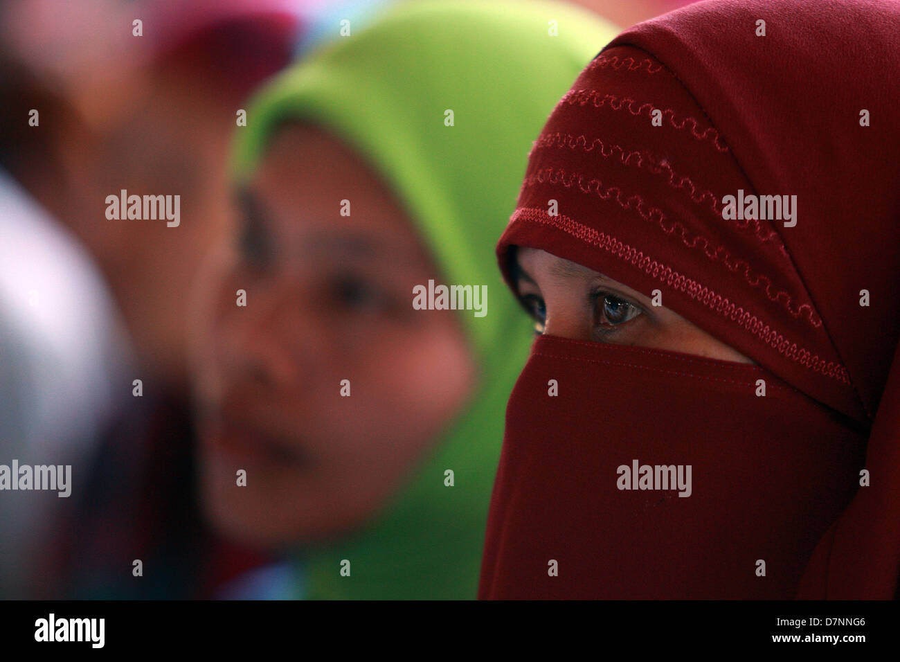 SULTAN KUDARAT, Philippines, le 11 mai, 2013 - Les partisans de candidats locaux sont vus au cours de la dernière journée de leur campagne samedi à l'ancien Sultan Kudarat provincial capitol en ville dans le sud de la province de Maguindanao. L'armée philippine ont soulevé l'alerte rouge dans la région comme la Commission des élections ses délégués d'obtenir le 13 mai 2013 processus politique. Dans le passé, les élections des Philippines ont été gâchées par la violence et la corruption, mais cette année, le gouvernement du Président Benigno Aquino a appliqué plusieurs mesures en vue de prévenir et de lutter contre l'effusion de sang. Banque D'Images