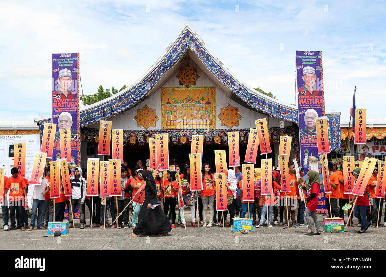 SULTAN KUDARAT, Philippines, le 11 mai, 2013 - Les partisans de candidats locaux sont vus au cours de la dernière journée de leur campagne samedi à l'ancien Sultan Kudarat provincial capitol en ville dans le sud de la province de Maguindanao. L'armée philippine ont soulevé l'alerte rouge dans la région comme la Commission des élections ses délégués d'obtenir le 13 mai 2013 processus politique. Dans le passé, les élections des Philippines ont été gâchées par la violence et la corruption, mais cette année, le gouvernement du Président Benigno Aquino a appliqué plusieurs mesures en vue de prévenir et de lutter contre l'effusion de sang. Banque D'Images