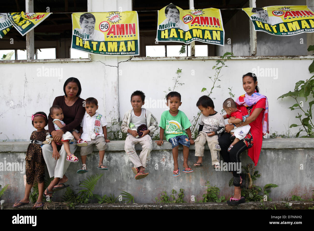 SULTAN KUDARAT, Philippines, le 11 mai, 2013 - Les partisans de candidats locaux, avec leurs enfants, sont vus au cours de la dernière journée de leur campagne samedi à l'ancien Sultan Kudarat provincial capitol en ville dans le sud de la province de Maguindanao. L'armée philippine ont soulevé l'alerte rouge dans la région comme la Commission des élections ses délégués d'obtenir le 13 mai 2013 processus politique. Dans le passé, les élections des Philippines ont été gâchées par la violence et la corruption, mais cette année, le gouvernement du Président Benigno Aquino a appliqué plusieurs mesures dans le but de c Banque D'Images