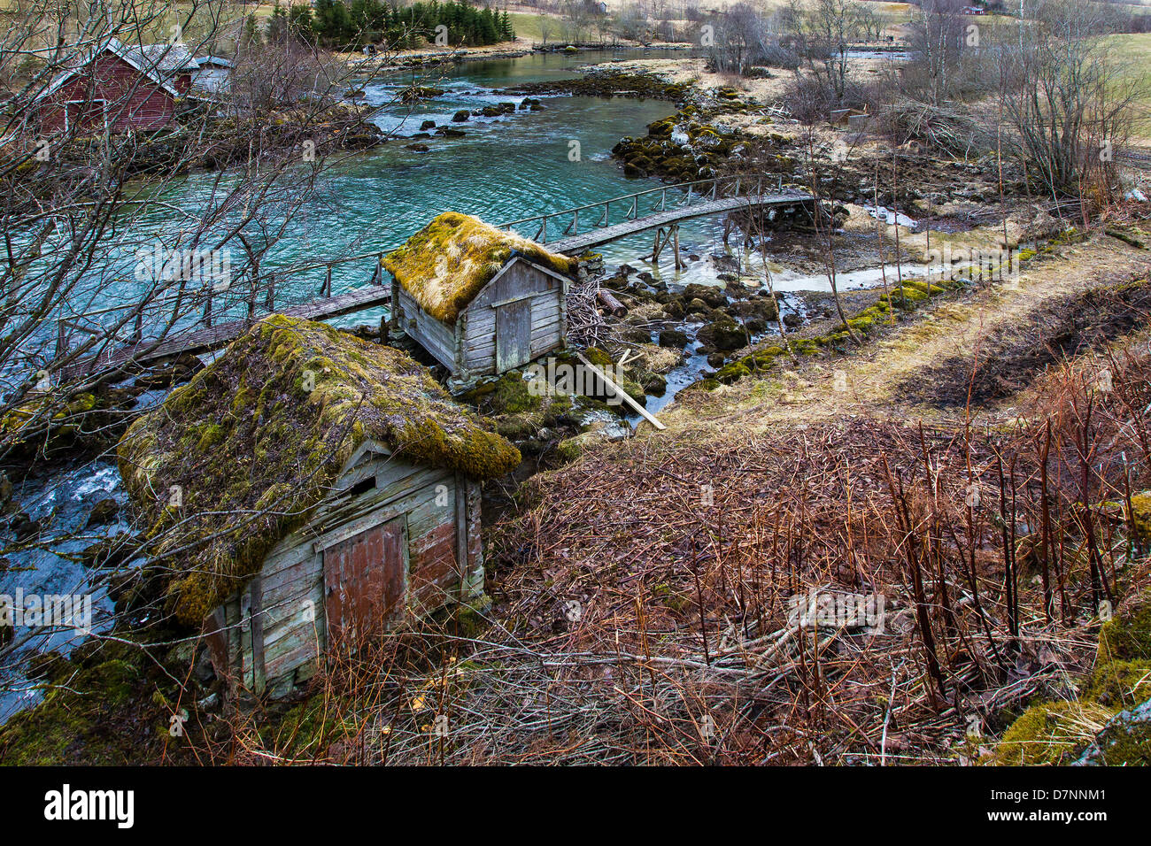 Cabanes en bois par la rivière. L'ancien de la Norvège. Banque D'Images