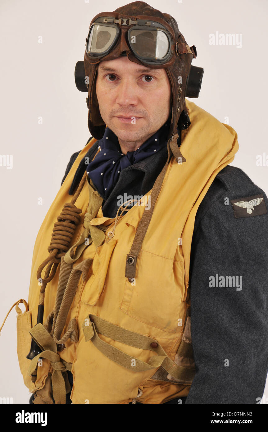WW2 pilote RAF/membre d'équipage le port du casque de vol & 'Mae West' gilet. Banque D'Images