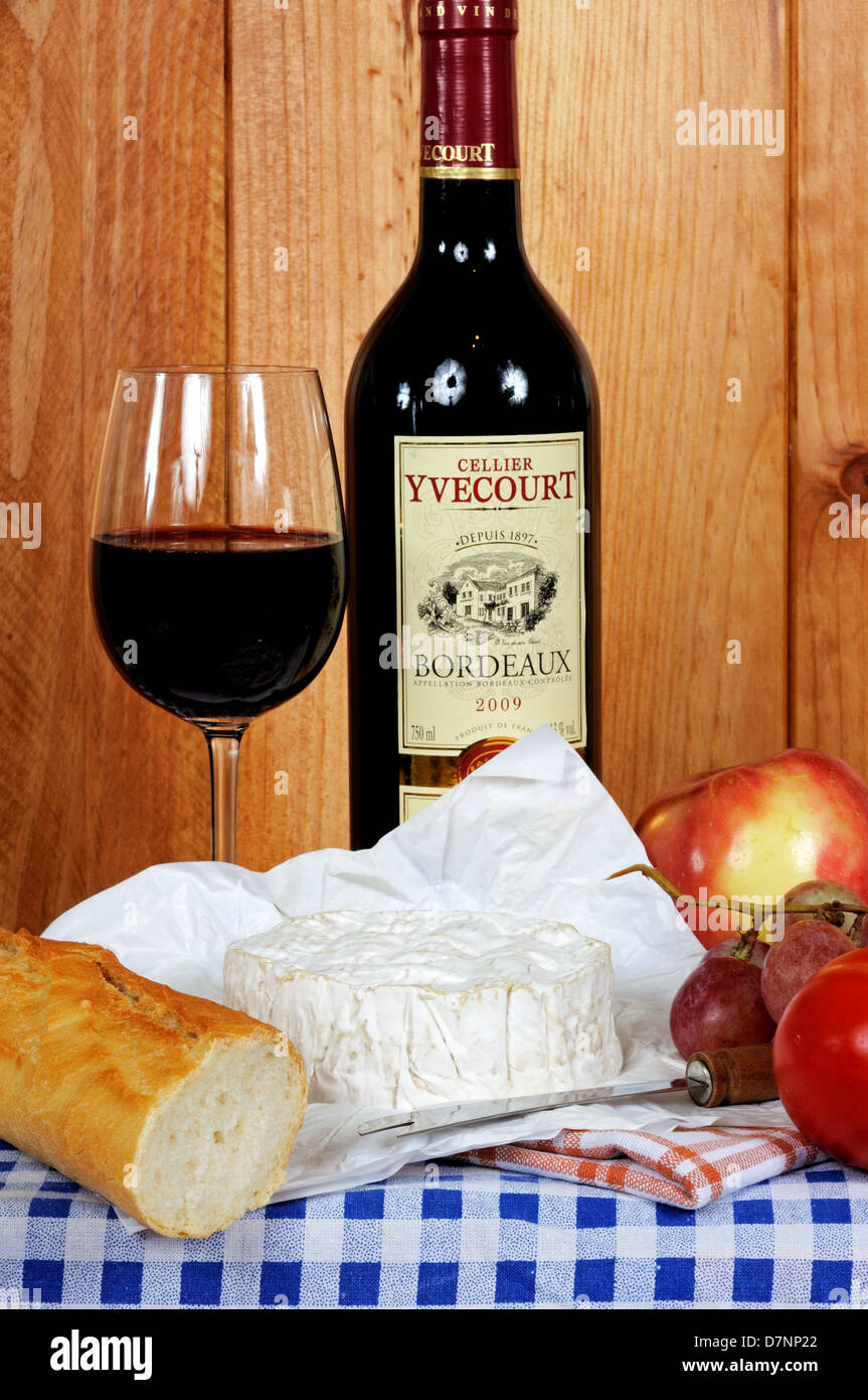 Ensemble French Camembert avec du raisin, pomme, tomate et pain et vin  rouge Photo Stock - Alamy