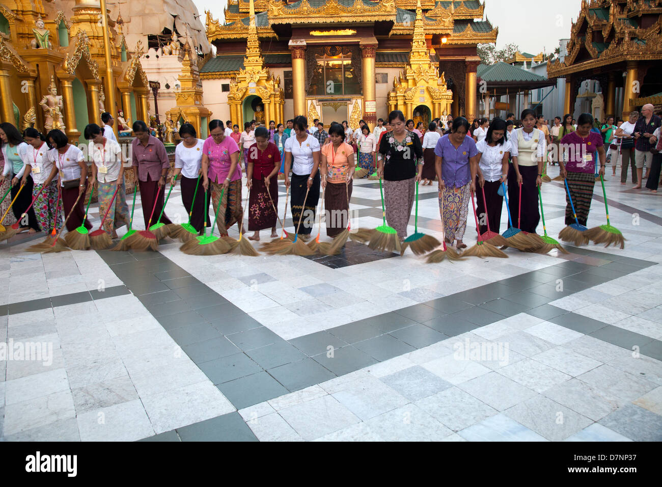 Le soir, Rituel de nettoyage du complexe du Temple Shwedagon à Yangon, Myanmar Banque D'Images