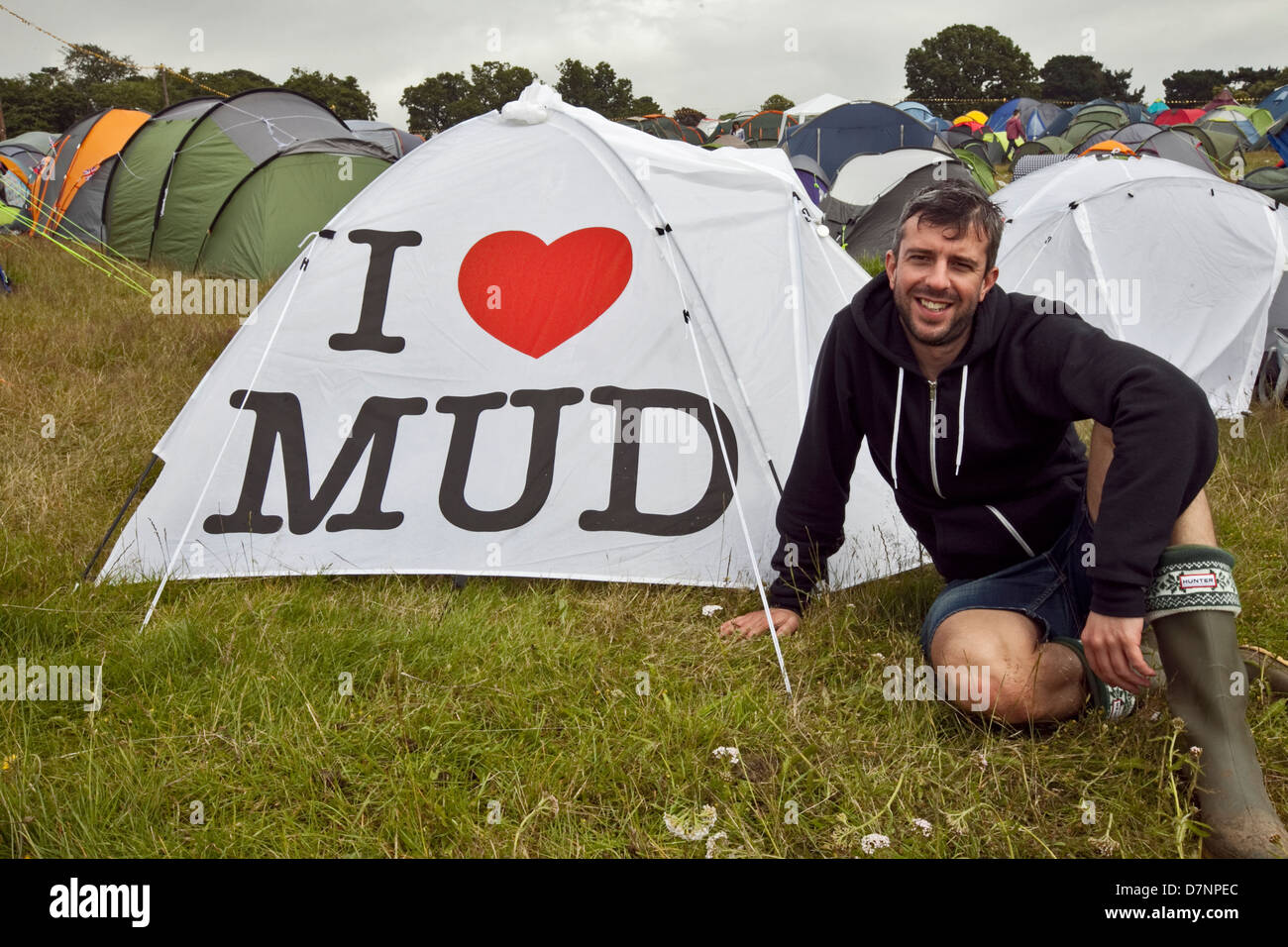 J'AIME LA BOUE TENTE. Tentes de camping et camping FESTIVALIERS À LA LATITUDE FESTIVAL, 2012 Banque D'Images