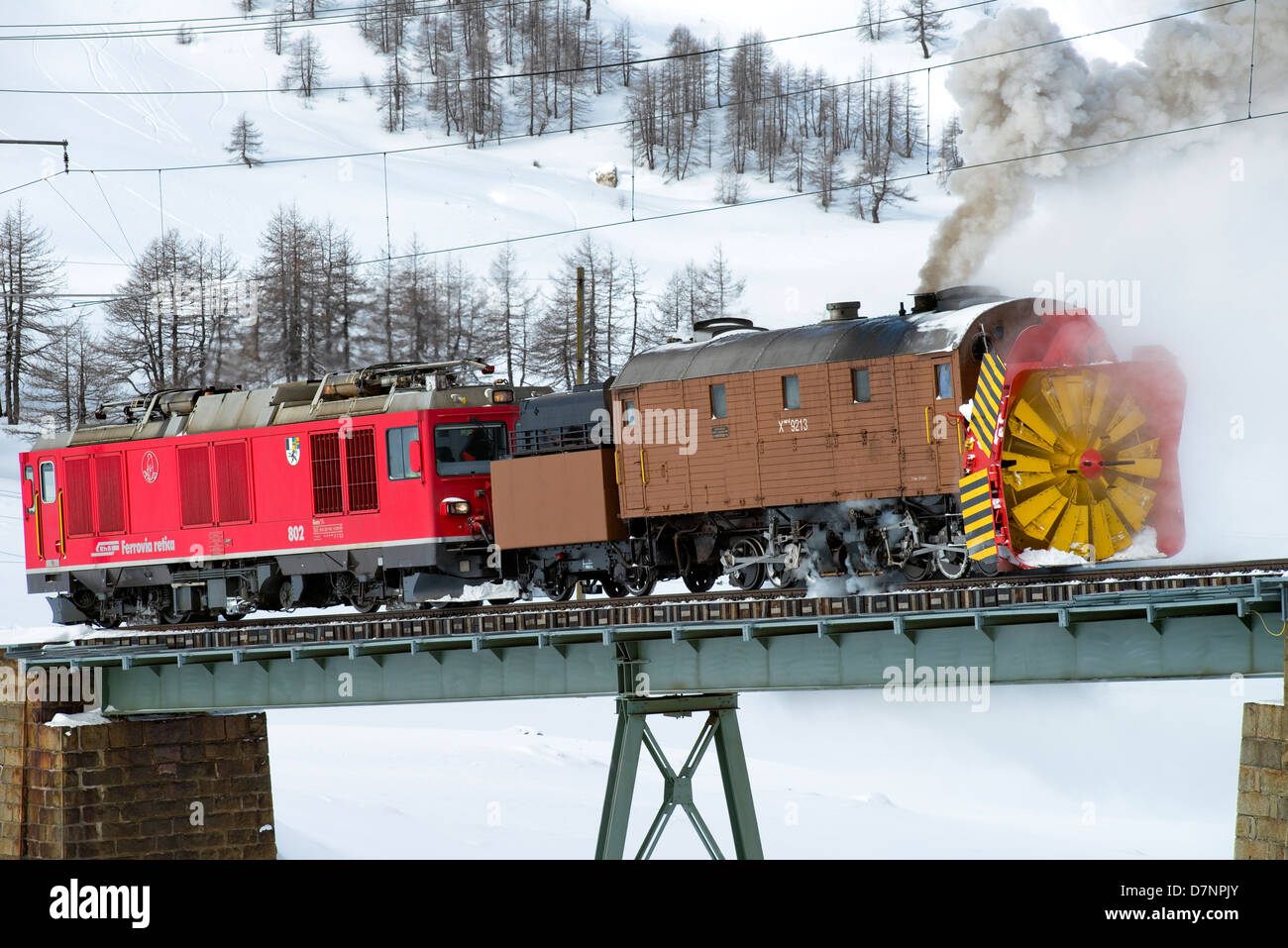 Train souffleur de neige à Bernina Pass, Grisons, Suisse Banque D'Images