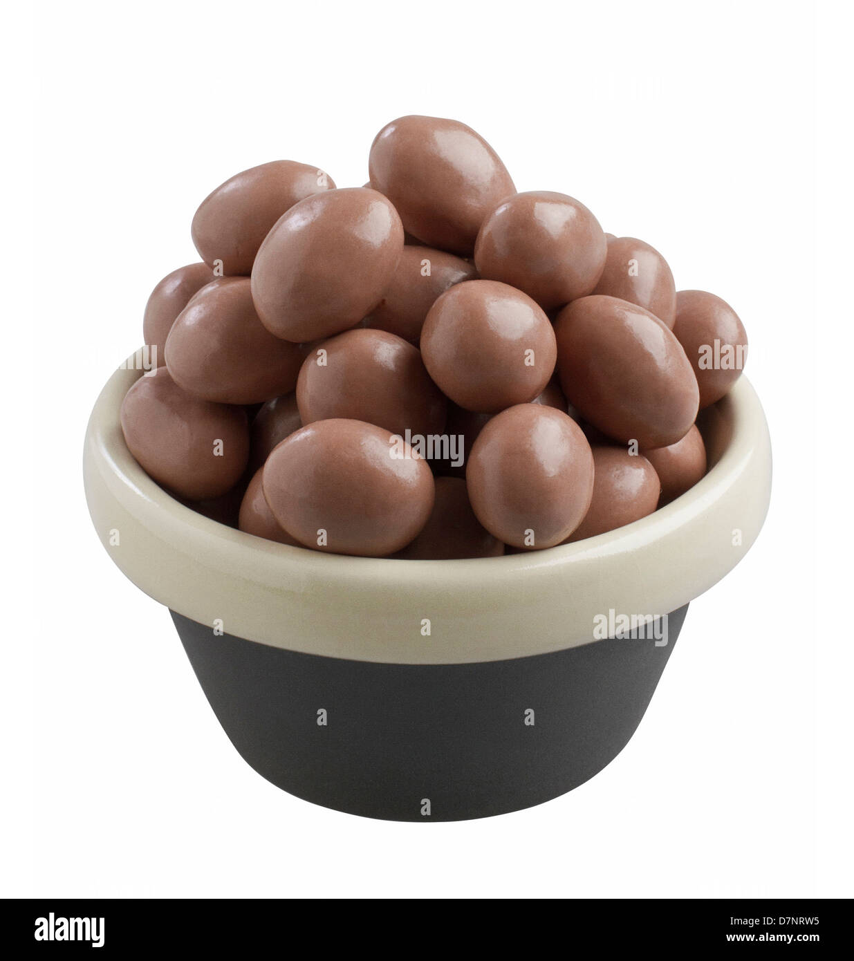 Arachides enrobé de chocolat noir dans un bol Banque D'Images