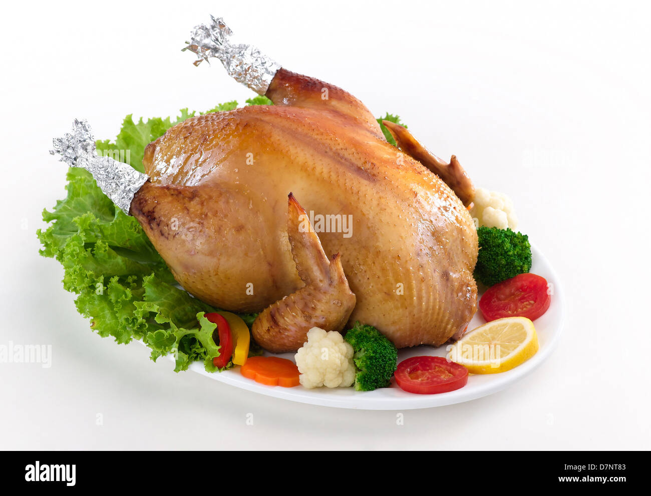 Poulet rôti entier comestible servi avec légumes Banque D'Images