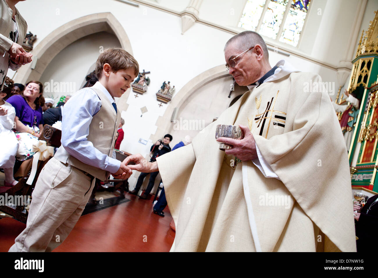 Un garçon catholique fait sa première communion Banque D'Images