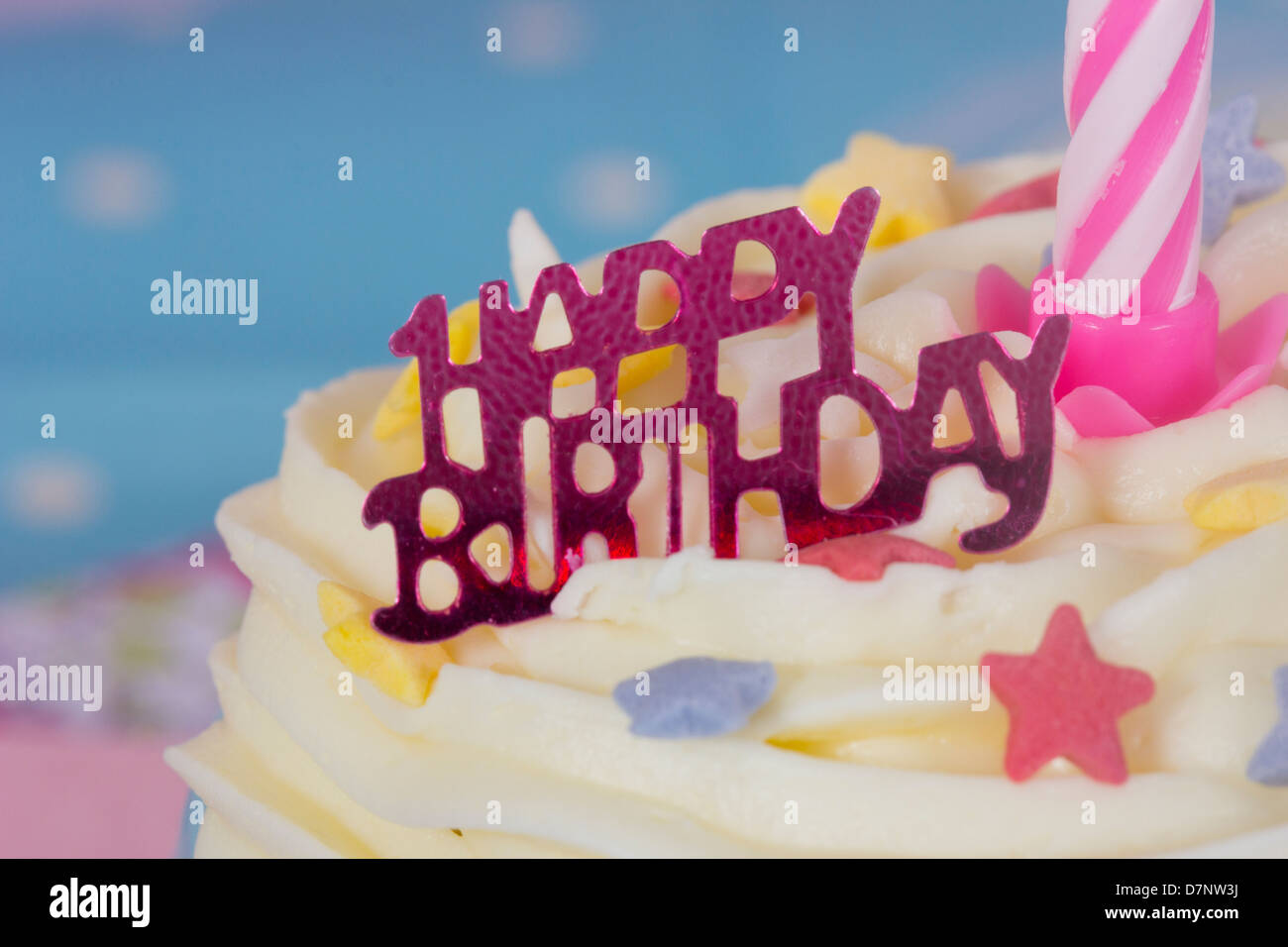 Joyeux Anniversaire Confetti Concernant Le Givrage De Gateau Une Bougie Stars Colorful Photo Stock Alamy