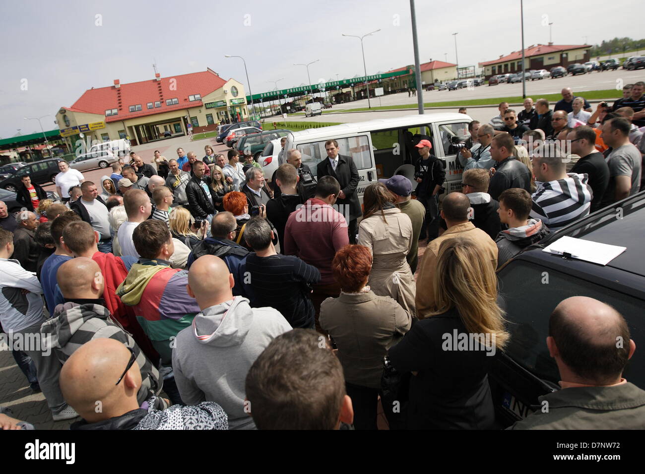 Grzechotki, Pologne 11, mai 2013 Des dizaines de conducteurs protester sur la frontière russe - Polonais à Grzechotki Moamonowo - passage de la frontière. Passage de la frontière à l'encontre de manifestants ont bloqué droit et élevé pour le carburant imposée par les douanes lorsqu'elles cross border puis 10 fois par mois. La contrebande de carburant bon marché en Russie Volkswagen Passat (100 litres) réservoir de carburant des voitures est très populaire près de la frontière russe. 1 litre de diesel en Russe coûte moins de 70 euros (30 roubles) cencts.Michal Fludra/Alamy Live News Banque D'Images