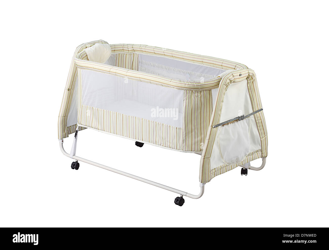 Un mignon bébé lit bébé avec moustiquaire Banque D'Images