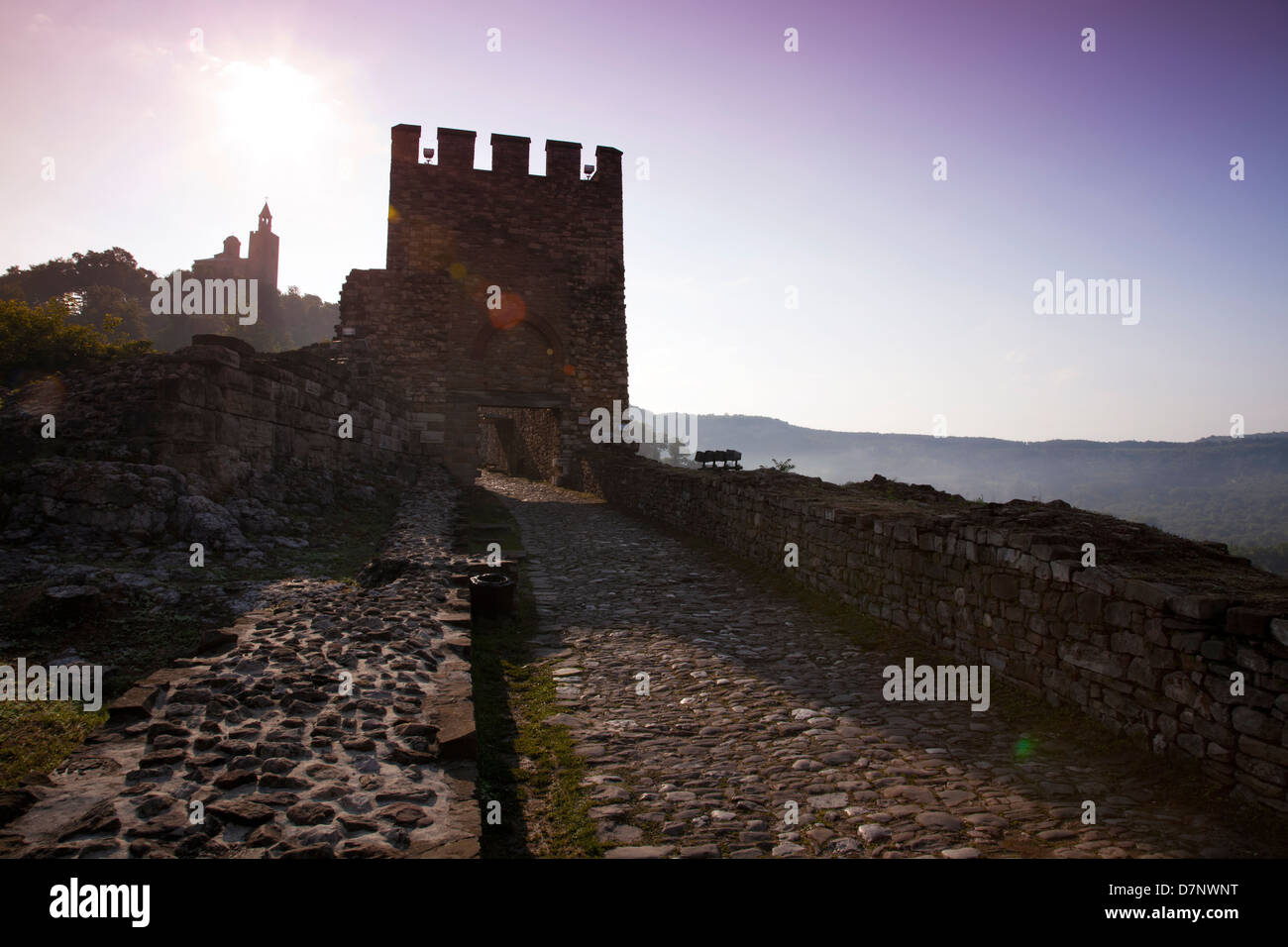 La Bulgarie, Europe, Veliko Tarnovo, la forteresse de tsarevets, porte principale, l'église de la bienheureuse Sauveur, le lever du soleil. Banque D'Images