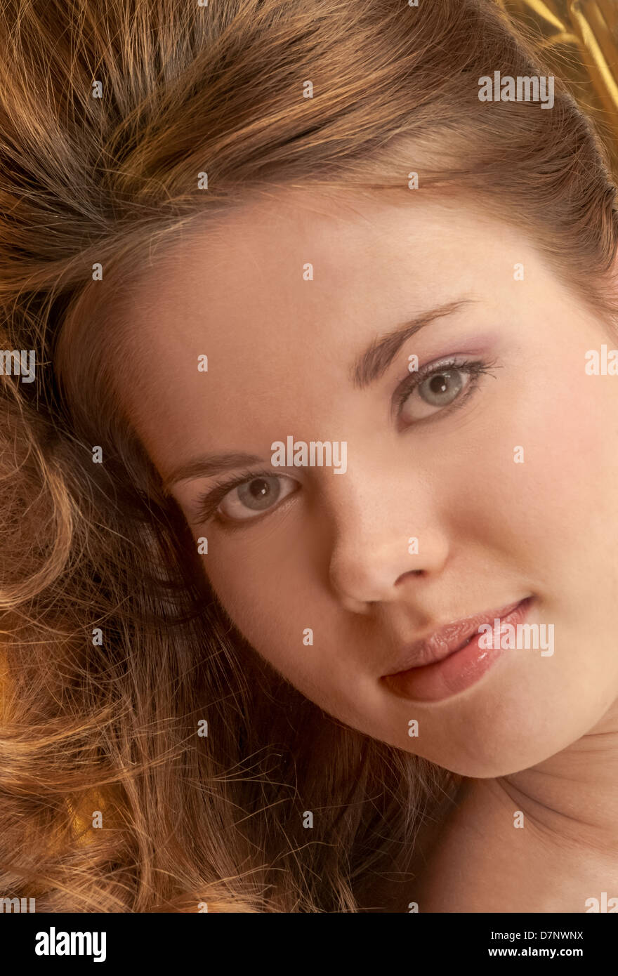 Portrait d'une jolie fille aux cheveux roux sur une gold Banque D'Images