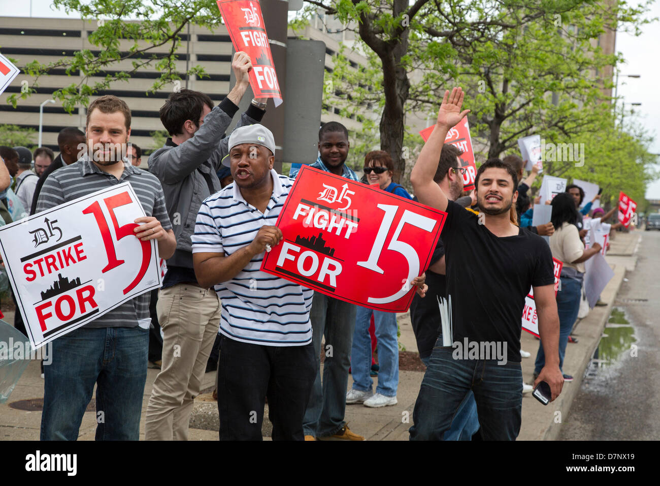 Detroit, Michigan, USA. Des centaines se sont rassemblés à proximité d'un restaurant McDonald's à l'appui d'une grève par les travailleurs de la restauration rapide qui réclamaient une augmentation de leurs salaires actuels d'environ 7,40 $ l'heure. La grève d'une journée a été organisée par la campagne D15, qui appelle à un salaire de 15 $ et le droit de former un syndicat sans interférences gestion.Crédit : Jim West /Alamy Live News Banque D'Images