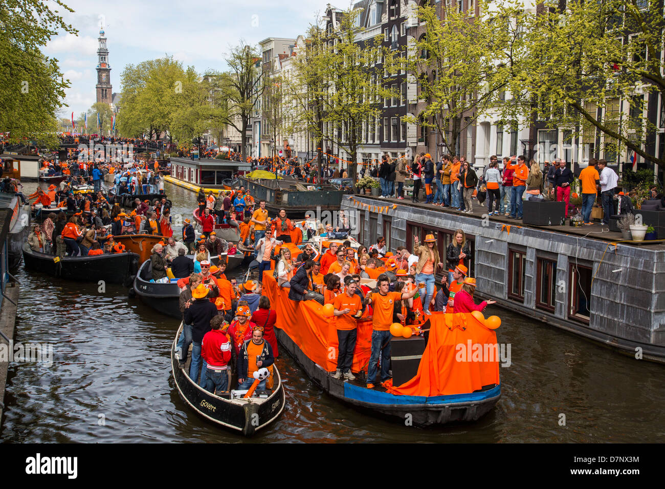 Queens Day annuel dans les Pays-Bas. Défilé de bateaux dans les canaux d'Amsterdam, de la vieille ville. Des gens habillés en orange. Amsterdam Banque D'Images
