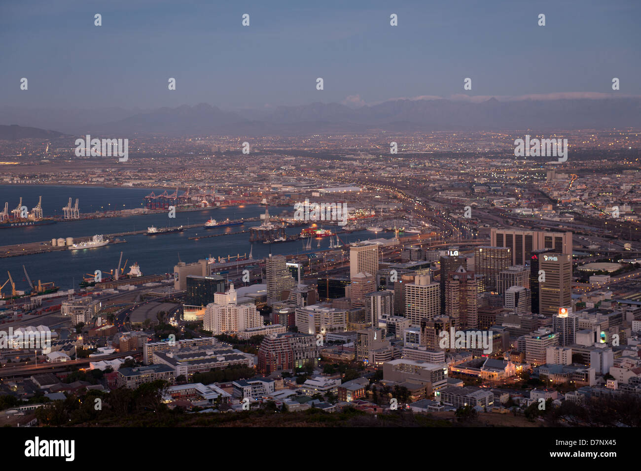 Vue de la ville du Cap et du port au crépuscule, Afrique du Sud Banque D'Images