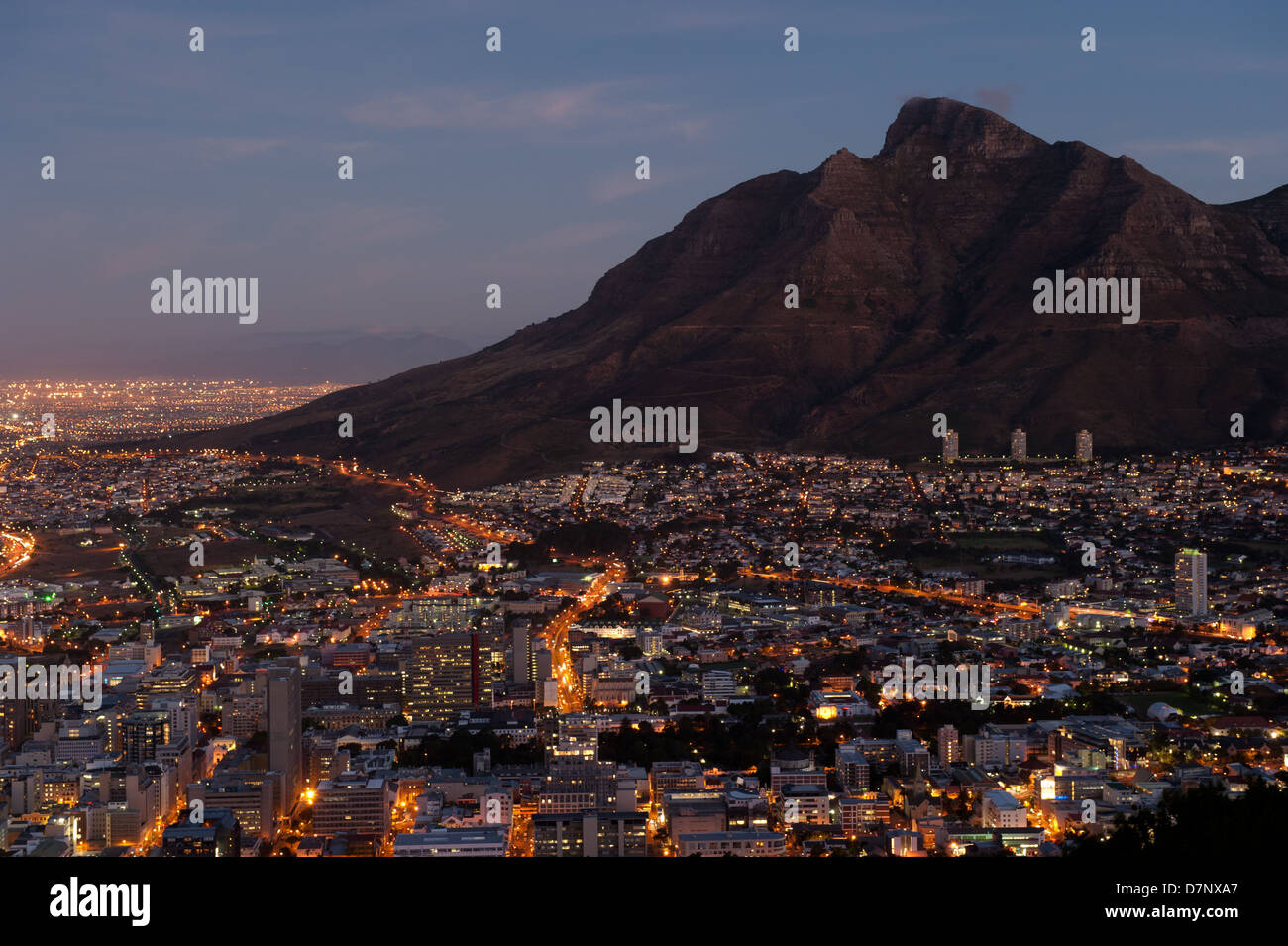 Vue de la ville du Cap et la montagne de la table, au crépuscule, en Afrique du Sud Banque D'Images