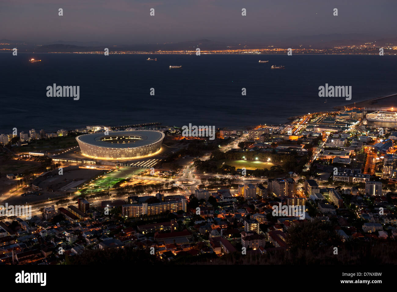 Vue sur Cape Town Stadium, au crépuscule, en Afrique du Sud Banque D'Images