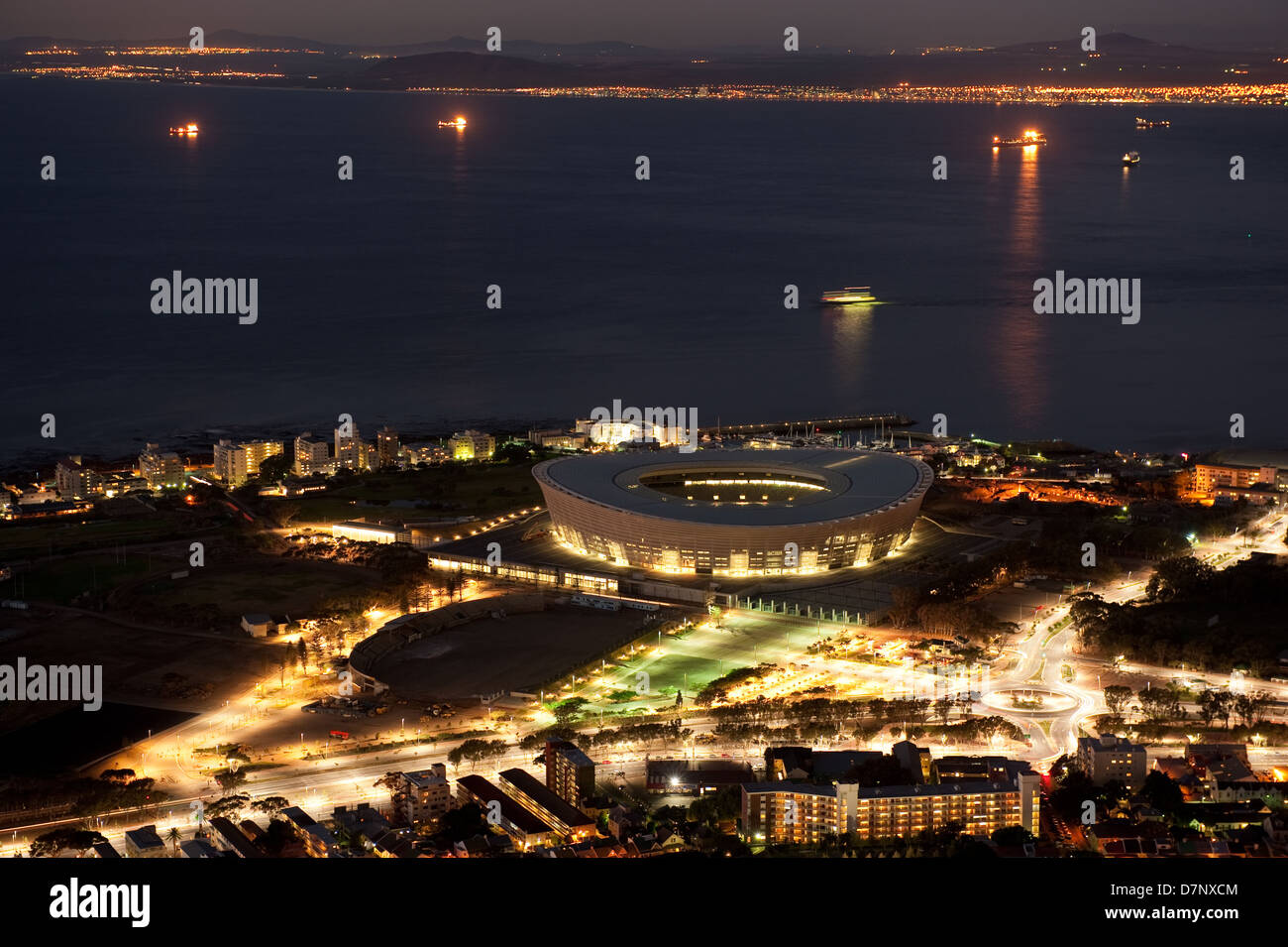 Vue sur Cape Town Stadium, au crépuscule, en Afrique du Sud Banque D'Images