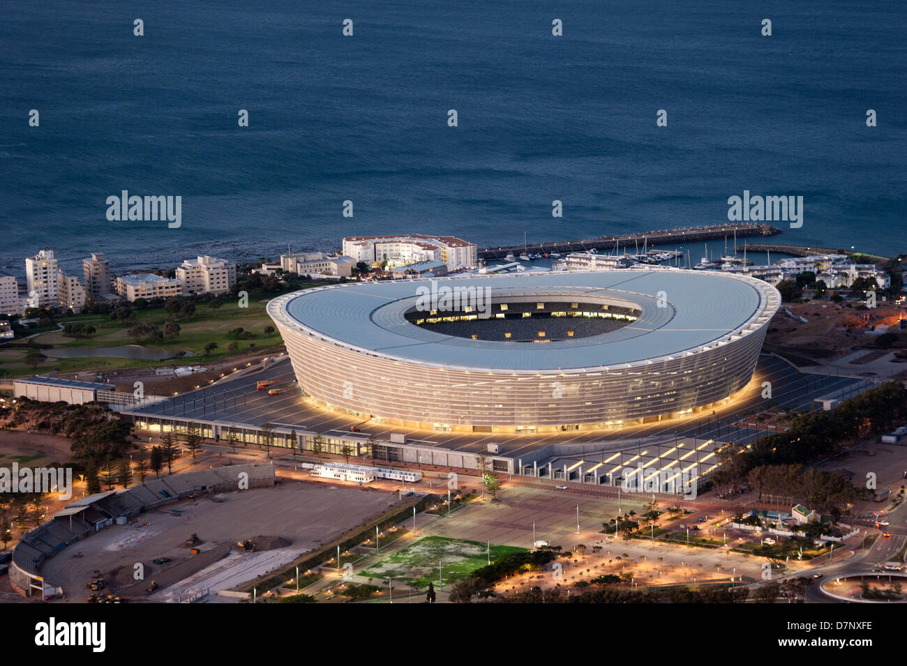 Vue sur Cape Town Stadium, au crépuscule, en Afrique du Sud Banque D'Images