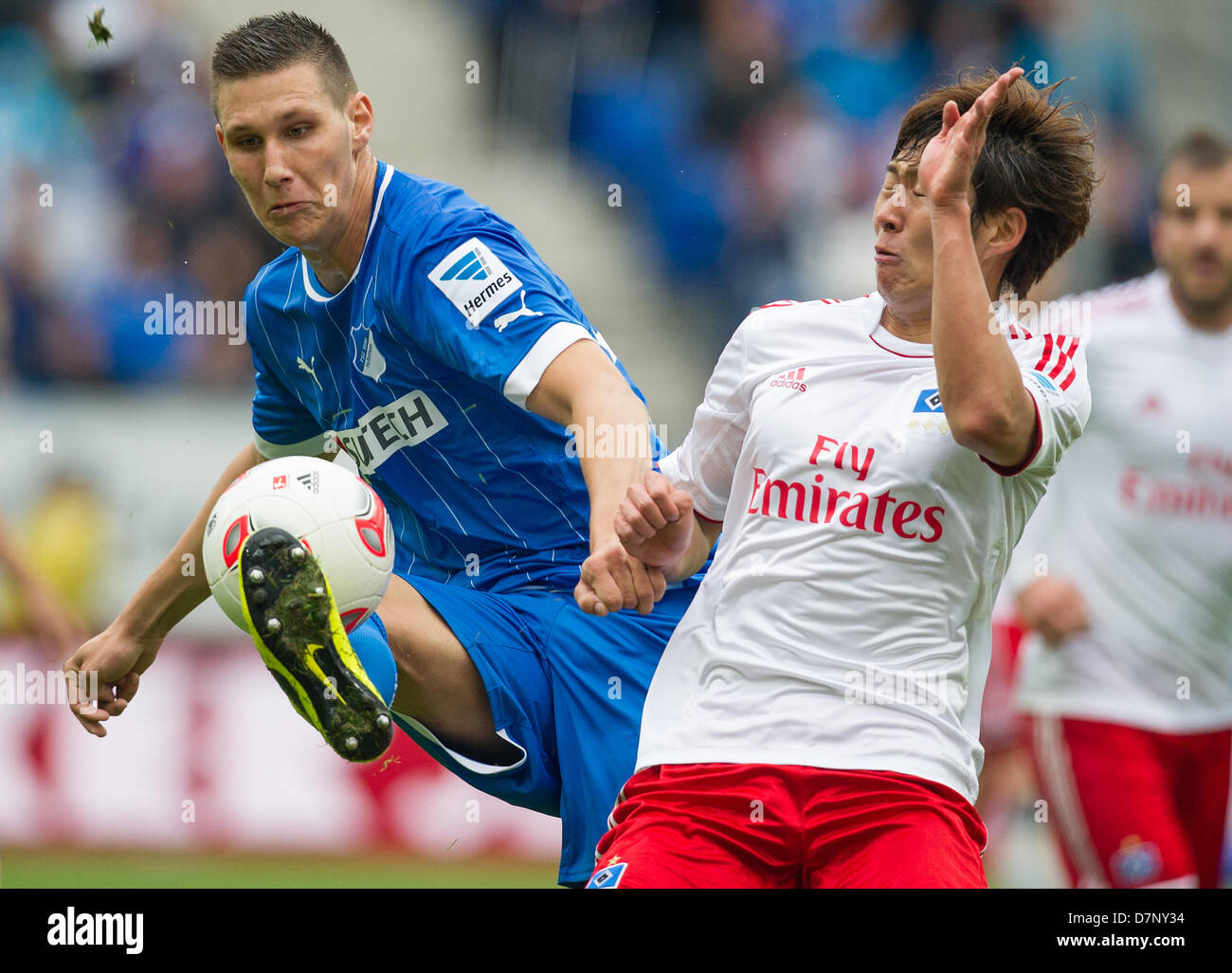 Hoffenheim's Niklas Suele (L) rivalise pour le bal avec Hambourg, Heung Min fils pendant la Bundesliga allemande entre 1899 Hoffenheim et Hambourg SV au Rhein-Neckar-Arena de Berlin, Allemagne, 11 mai 2013. Photo : UWE ANSPACH (ATTENTION : EMBARGO SUR LES CONDITIONS ! Le LDF permet la poursuite de l'utilisation de jusqu'à 15 photos uniquement (pas de photos ou vidéo-sequntial série similaire d'images admis) via internet et les médias en ligne pendant le match (y compris la mi-temps), prises à partir de l'intérieur du stade et/ou avant le début du match. Le LDF permet la transmission sans restriction de rec Banque D'Images