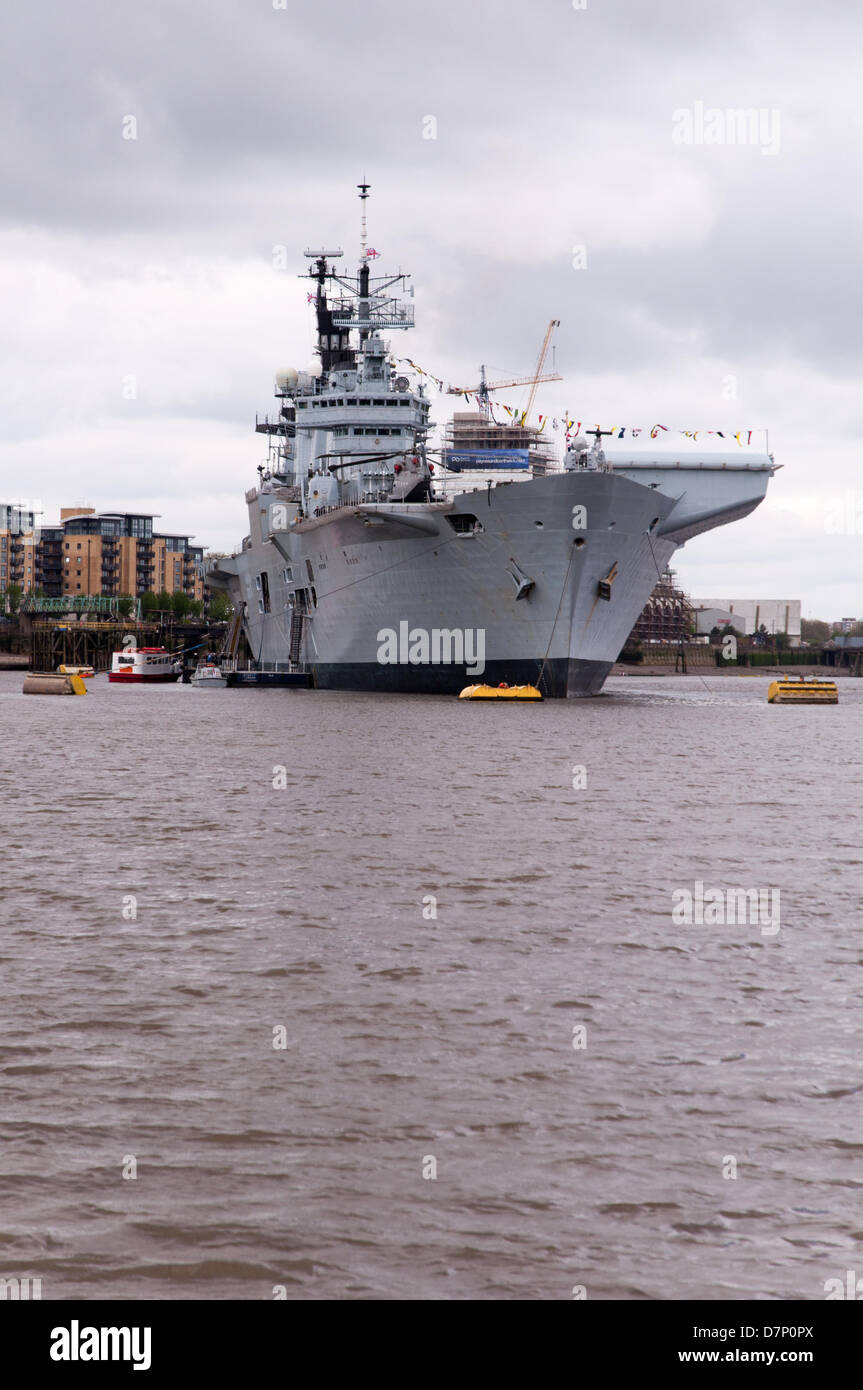 La Tamise, nr Greenwich, London, UK. 11 mai 2013. Le HMS Illustrious, l'hélicoptère de la Royal Navy et Commando carrier, visiter Londres pour commémorer le 70e anniversaire de la "bataille de l'Atlantique". Amarré sur la Tamise près de Greenwich le samedi 11 mai 2013. Credit : Craig Buchanan /Alamy Live News Banque D'Images