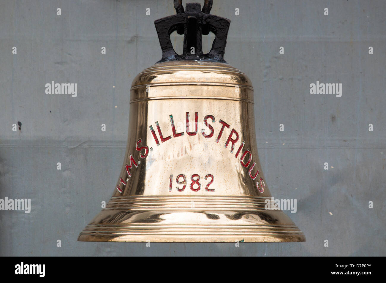 La Tamise, nr Greenwich, London, UK. 11 mai 2013. La cloche du navire du HMS Illustrious, l'hélicoptère de la Royal Navy et Commando transporteur. Lors de la visite à Londres pour commémorer le 70e anniversaire de la "bataille de l'Atlantique". Amarré sur la Tamise près de Greenwich le samedi 11 mai 2013. Credit : Craig Buchanan /Alamy Live News Banque D'Images