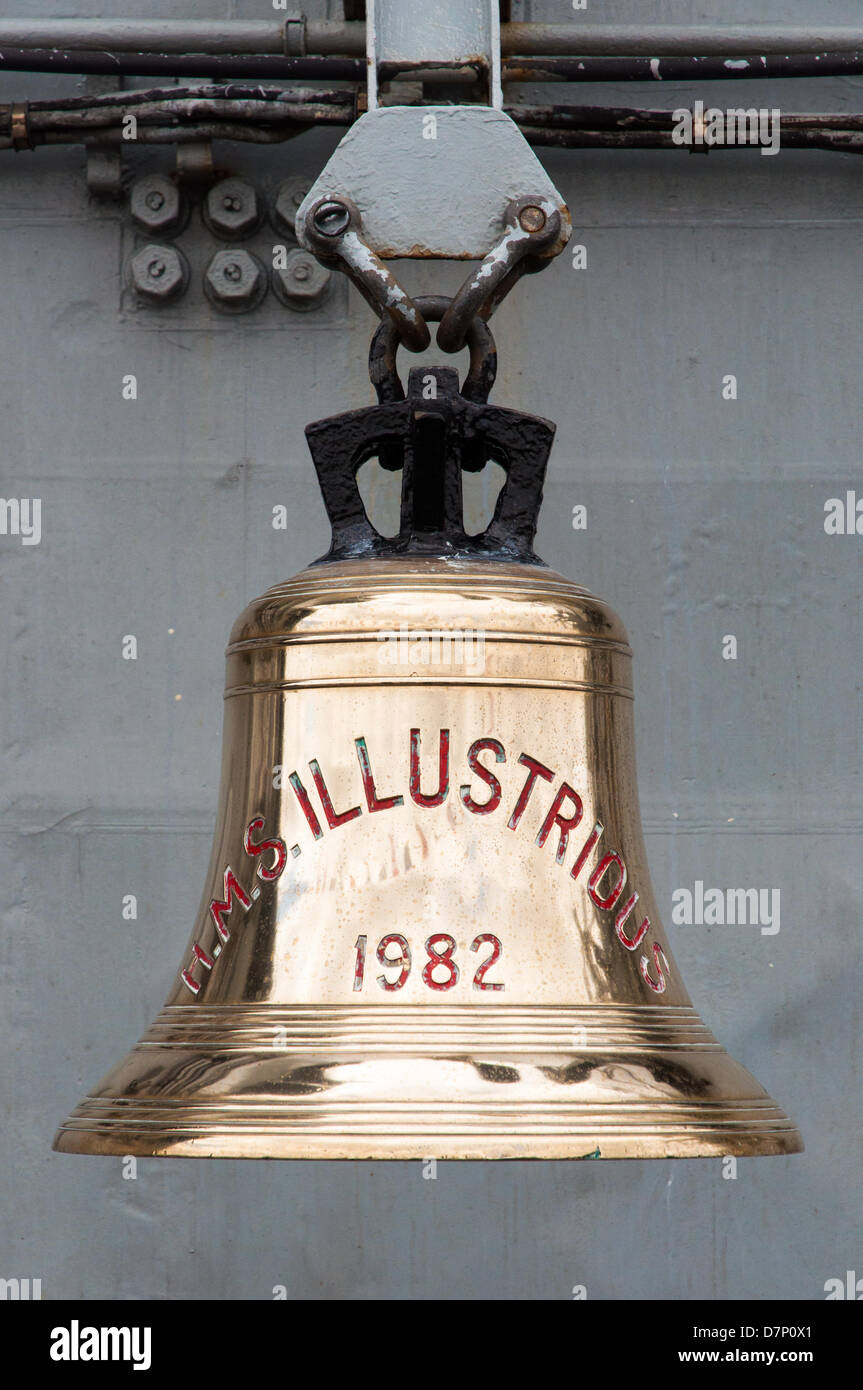 La Tamise, nr Greenwich, London, UK. 11 mai 2013. La cloche du navire du HMS Illustrious, l'hélicoptère de la Royal Navy et Commando transporteur. Lors de la visite à Londres pour commémorer le 70e anniversaire de la "bataille de l'Atlantique". Amarré sur la Tamise près de Greenwich le samedi 11 mai 2013. Credit : Craig Buchanan /Alamy Live News Banque D'Images