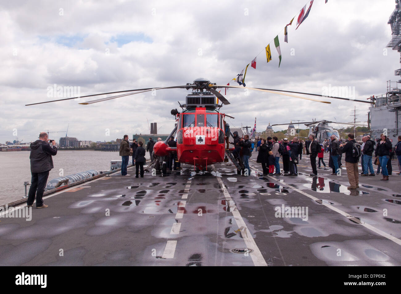 La Tamise, nr Greenwich, London, UK. 11 mai 2013. Un hélicoptère Sea King sur le pont du HMS Illustrious, l'hélicoptère de la Royal Navy et Commando transporteur. Lors de la visite à Londres pour commémorer le 70e anniversaire de la "bataille de l'Atlantique". Amarré sur la Tamise près de Greenwich le samedi 11 mai 2013. Credit : Craig Buchanan /Alamy Live News Banque D'Images