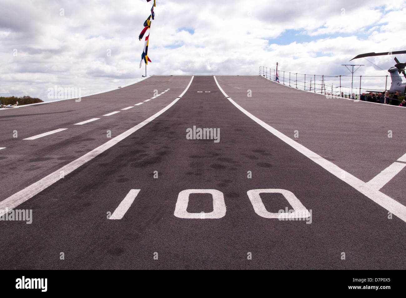 La Tamise, nr Greenwich, London, UK. 11 mai 2013. L'ancienne piste de saut à ski d'Harrier HMS Illustrious, l'hélicoptère de la Marine royale et Commando transporteur. Lors de la visite à Londres pour commémorer le 70e anniversaire de la "bataille de l'Atlantique". Amarré sur la Tamise près de Greenwich le samedi 11 mai 2013. Credit : Craig Buchanan /Alamy Live News Banque D'Images
