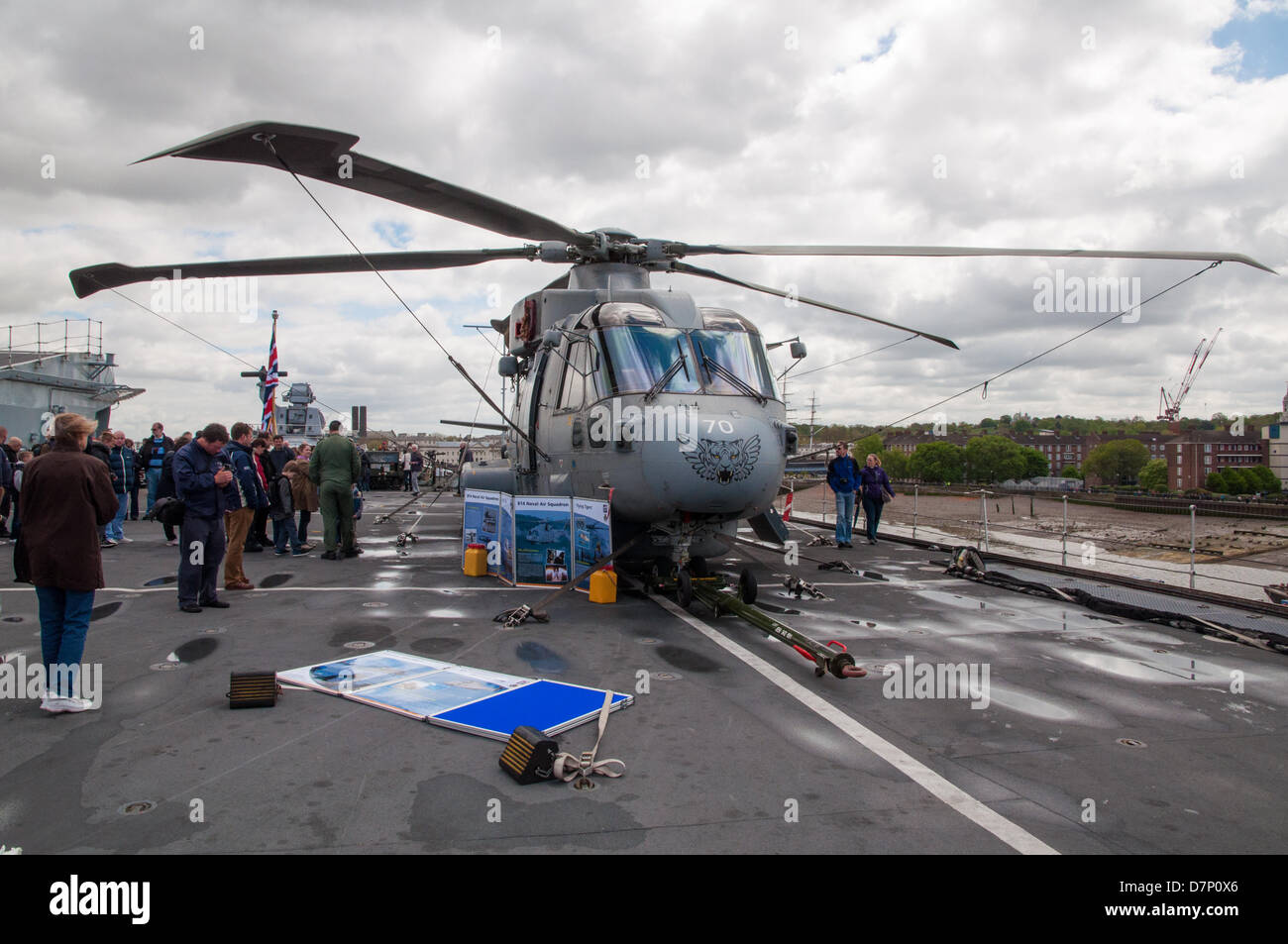 La Tamise, nr Greenwich, London, UK. 11 mai 2013. Un hélicoptère Merlin sur le pont du HMS Illustrious, l'hélicoptère de la Royal Navy et Commando transporteur. Lors de la visite à Londres pour commémorer le 70e anniversaire de la "bataille de l'Atlantique". Amarré sur la Tamise près de Greenwich le samedi 11 mai 2013. Credit : Craig Buchanan /Alamy Live News Banque D'Images
