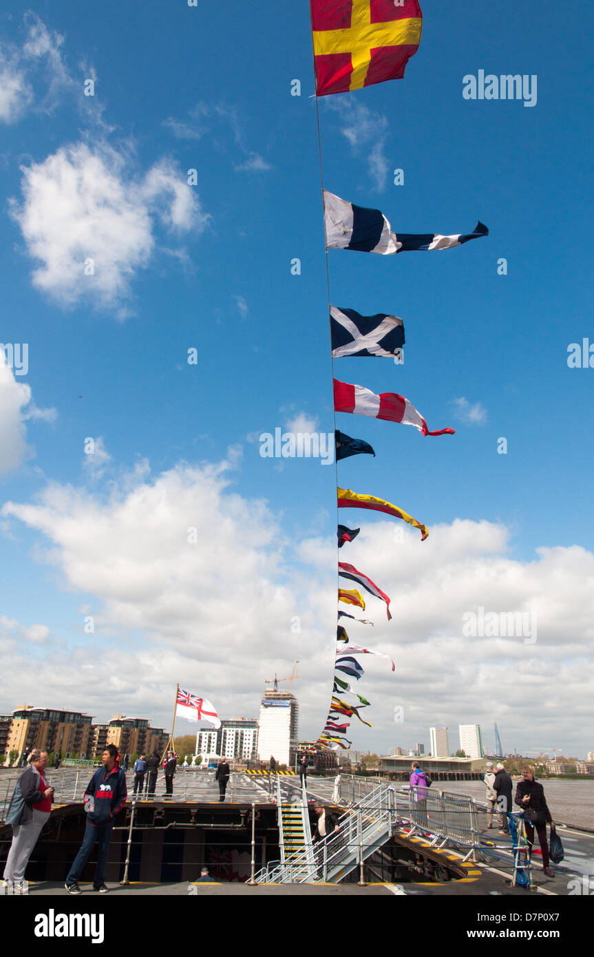 La Tamise, nr Greenwich, London, UK. 11 mai 2013. Avion et hélicoptère ascenseur du HMS Illustrious, l'hélicoptère de la Royal Navy et Commando transporteur. Lors de la visite à Londres pour commémorer le 70e anniversaire de la "bataille de l'Atlantique". Amarré sur la Tamise près de Greenwich le samedi 11 mai 2013. Credit : Craig Buchanan /Alamy Live News Banque D'Images