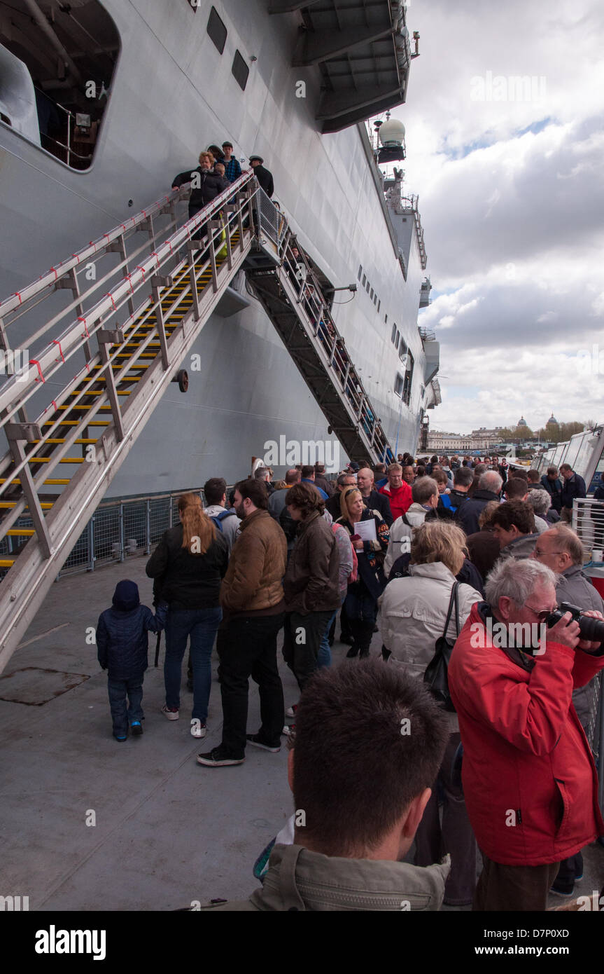 La Tamise, nr Greenwich, London, UK. 11 mai 2013. La foule en attente de bord du HMS Illustrious, l'hélicoptère de la Royal Navy et Commando, transporteur tout en visite à Londres pour commémorer le 70e anniversaire de la "bataille de l'Atlantique". Amarré sur la Tamise près de Greenwich le samedi 11 mai 2013. Credit : Craig Buchanan /Alamy Live News Banque D'Images