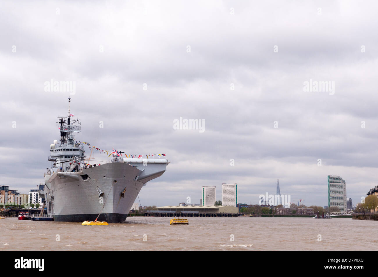 La Tamise, nr Greenwich, London, UK. 11 mai 2013. Le HMS Illustrious, l'hélicoptère de la Royal Navy et Commando carrier, visiter Londres pour commémorer le 70e anniversaire de la "bataille de l'Atlantique". Amarré sur la Tamise près de Greenwich le samedi 11 mai 2013. Credit : Craig Buchanan /Alamy Live News Banque D'Images